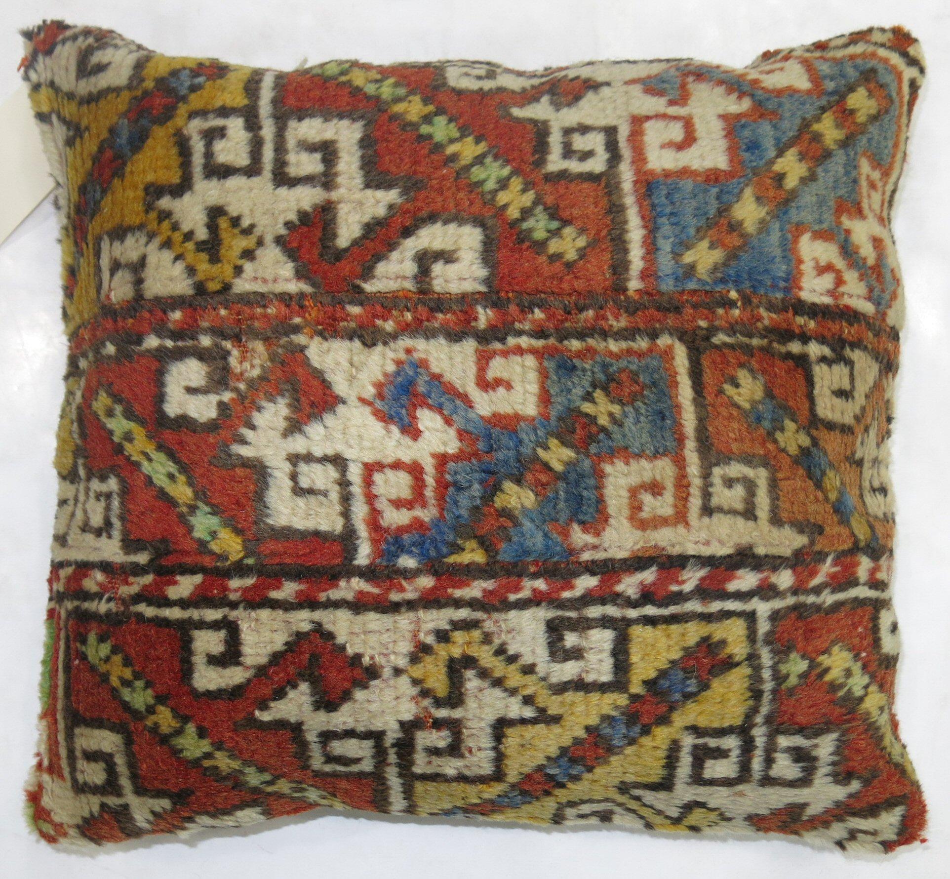 Cuscino realizzato con un tappeto turco anatolico vintage.

16'' x 18''
