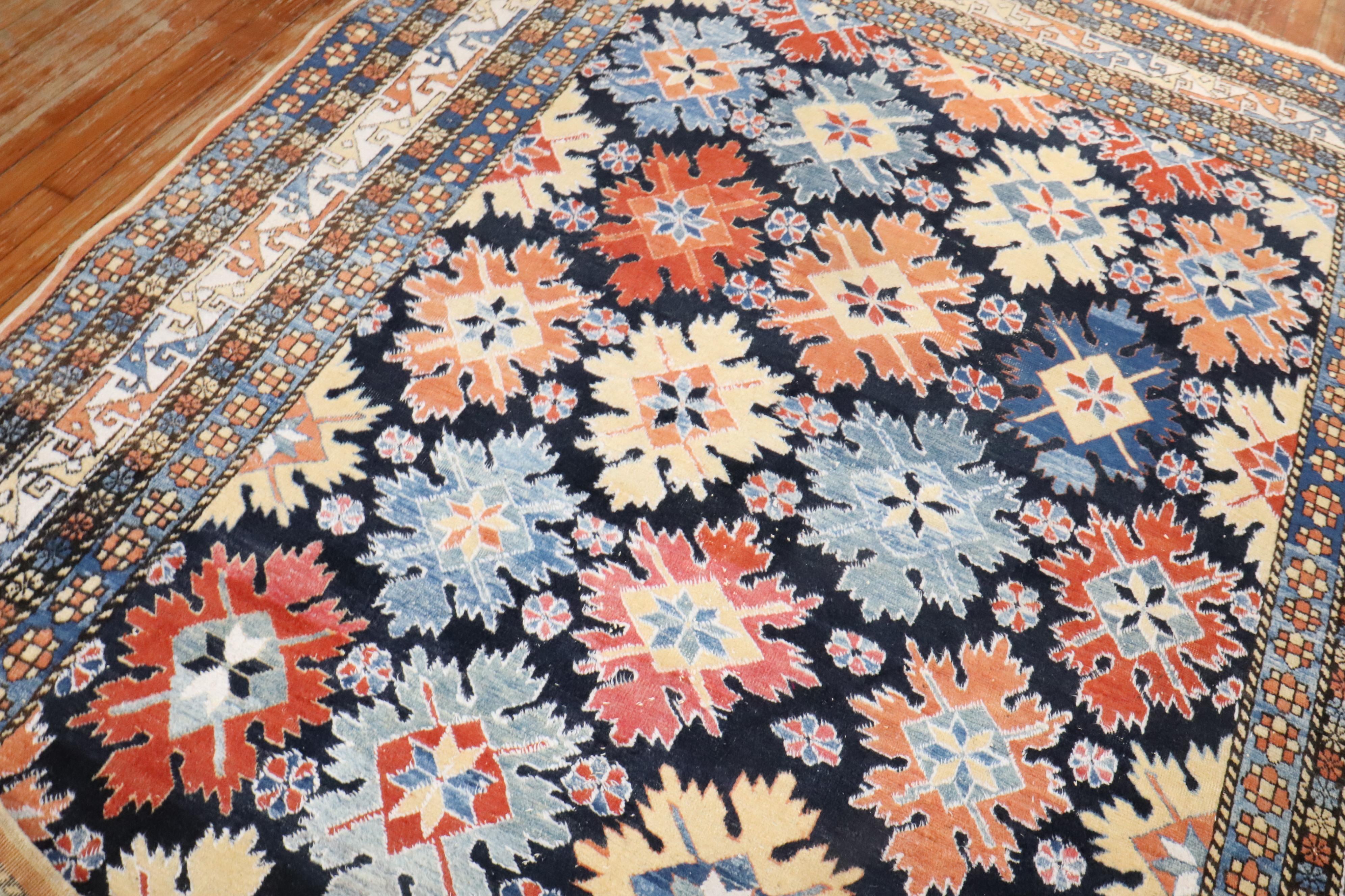 Tapis turc du 3e quart du 20e siècle, dérivé de tapis kuba caucasiens à flocons de neige du 19e siècle.

Mesures : 6'5