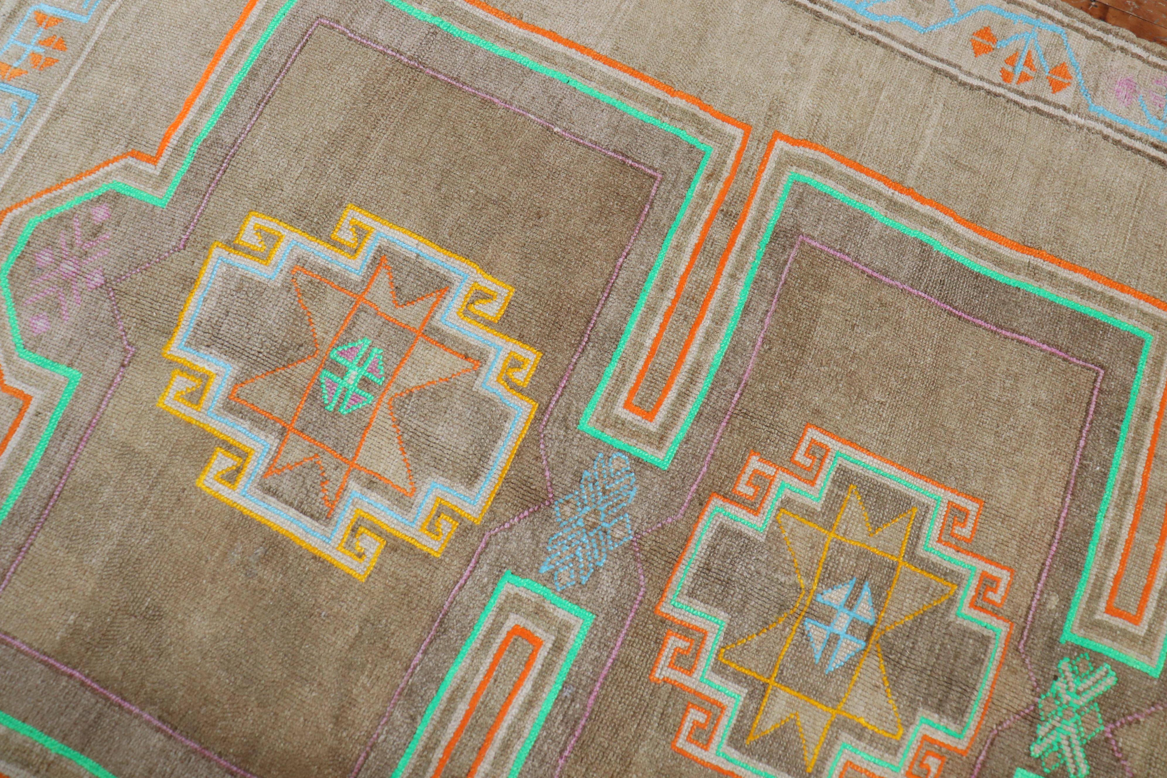 un tappeto turco della metà del XX secolo con colori dominanti di lana verde neon, blu robin eggs e arancione che sono stati intrecciati per dare un'atmosfera più vibrante e pulita.

Dettagli
rug no.	j2081
dimensione	6' 5