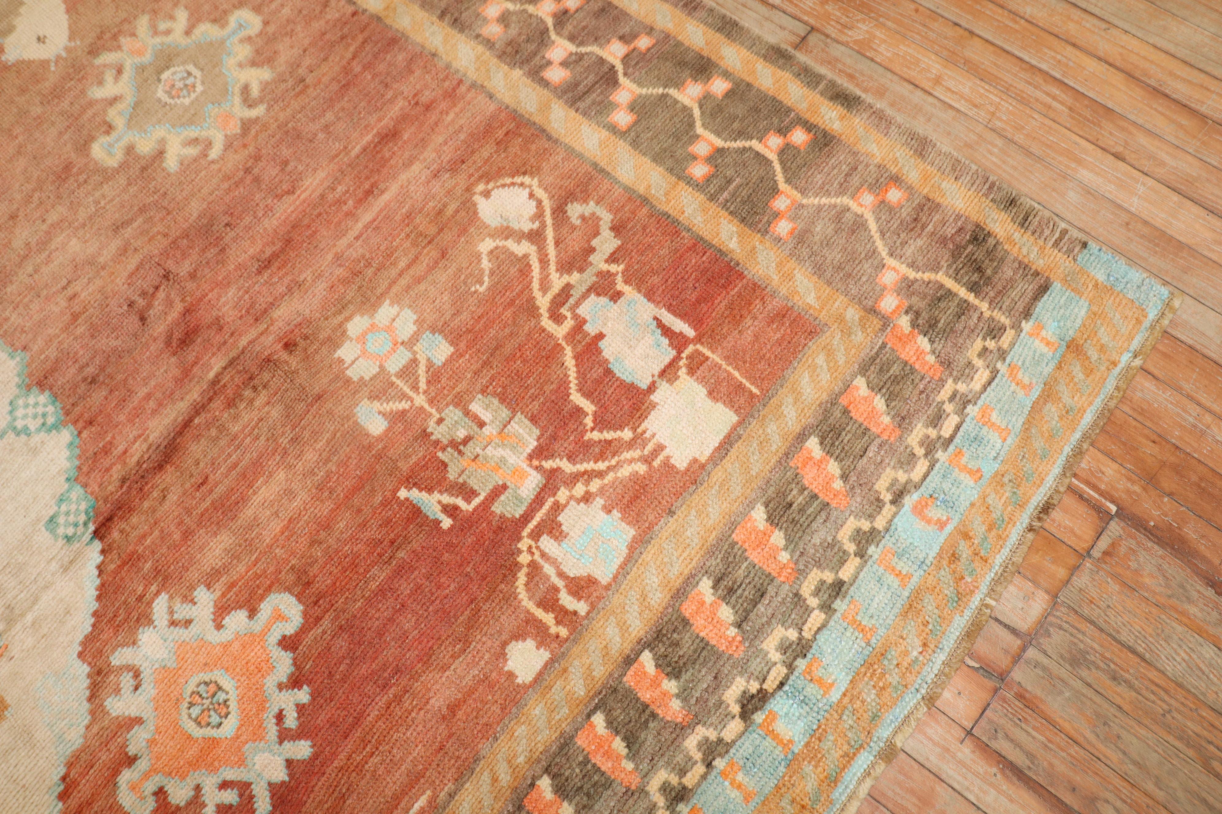 ein türkischer Schriftsteller des frühen 20.  Teppich mit 2 großen Tauben auf einem apricotfarbenen Feld

Größe	9' 5