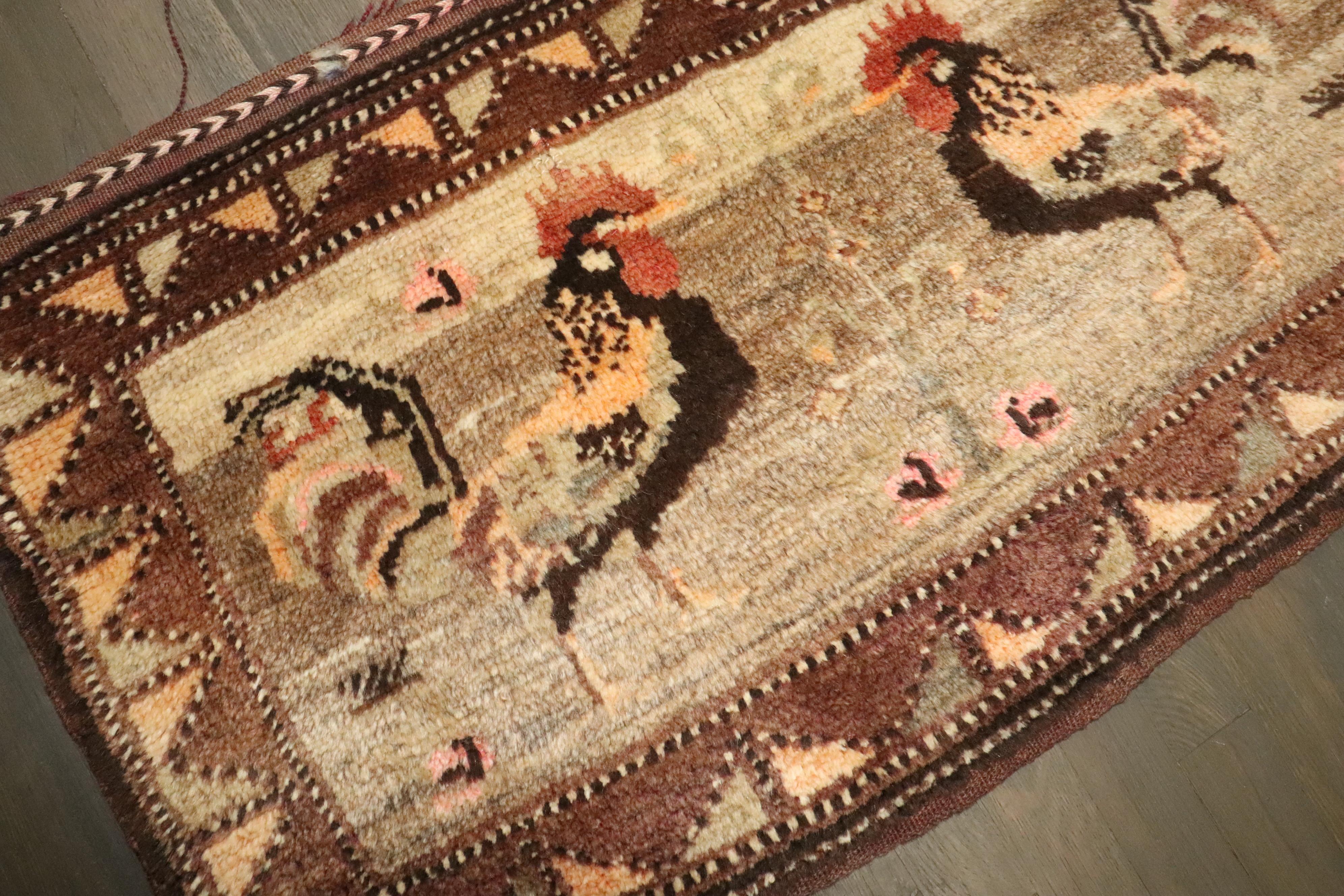 Zabihi Collection Turkish Kars Small Roosters Rug (Volkskunst) im Angebot