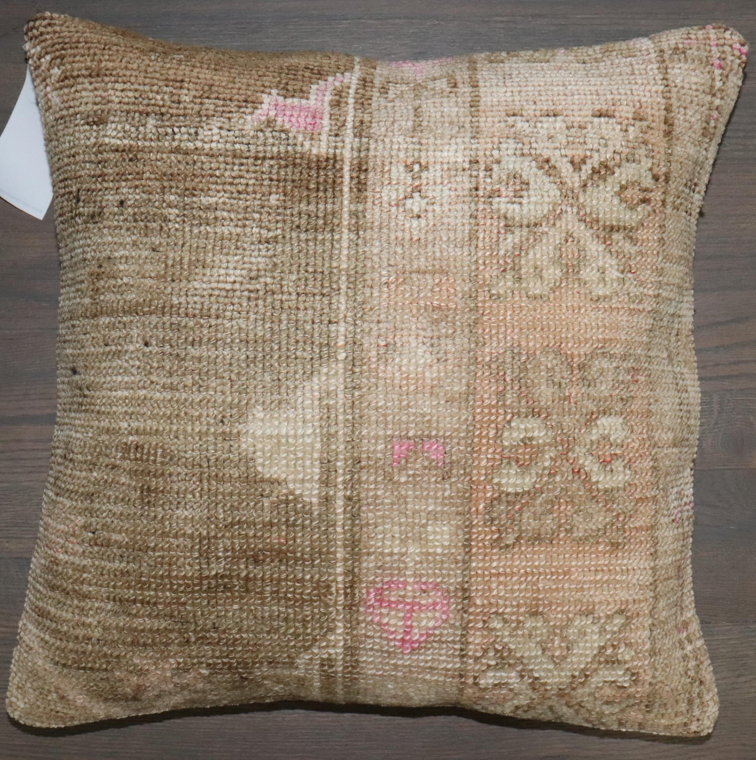 Kissen aus einem türkischen Oushak-Teppich aus dem 20. Jahrhundert in weichen Farben.

19'' x 20''