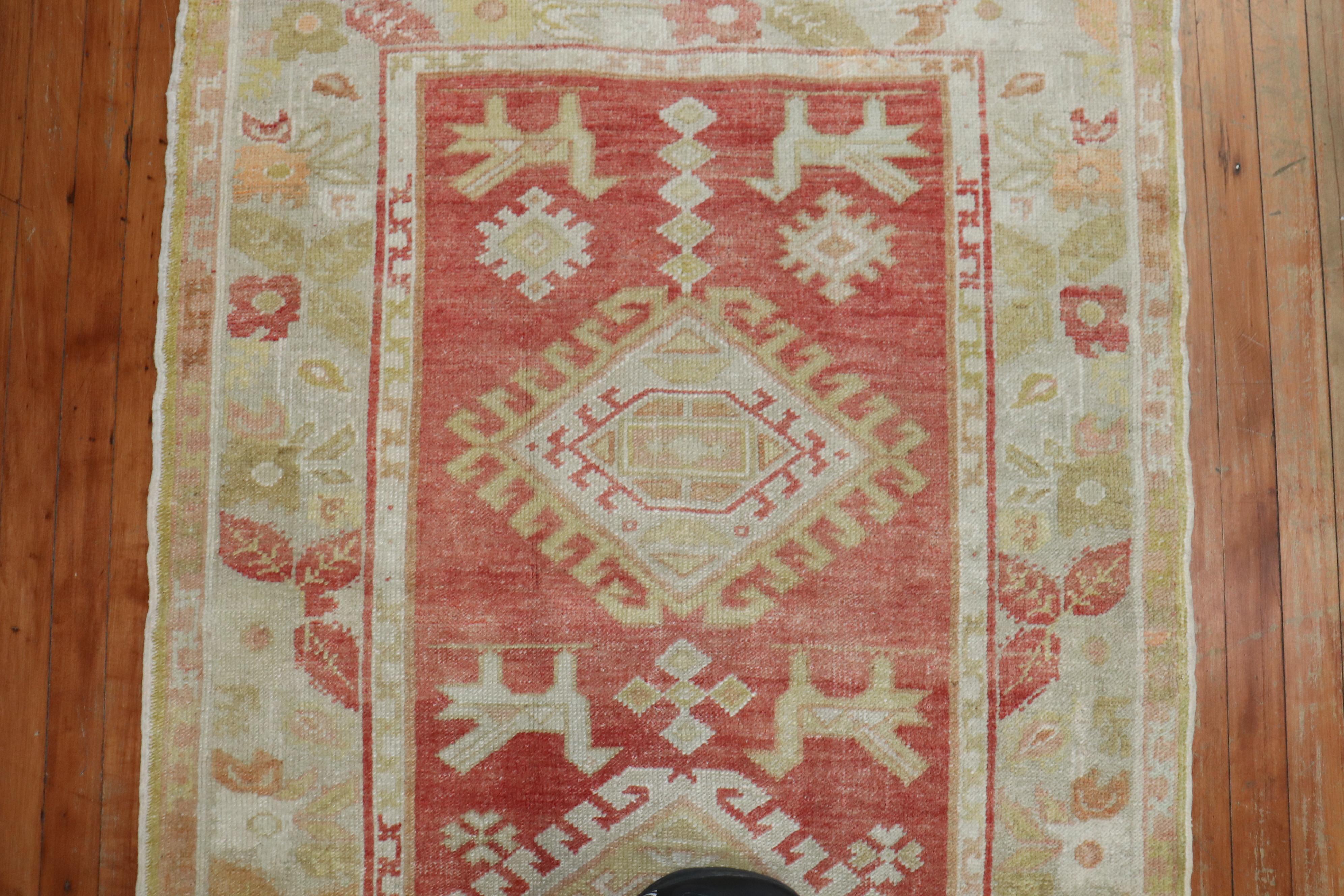 un runner turco Oushak dei primi del Novecento in rosso corallo tenue con un disegno geometrico. Puoi trovare alcuni piccioni sul campo

Dettagli
rug no.	r5248
dimensione	3' 4