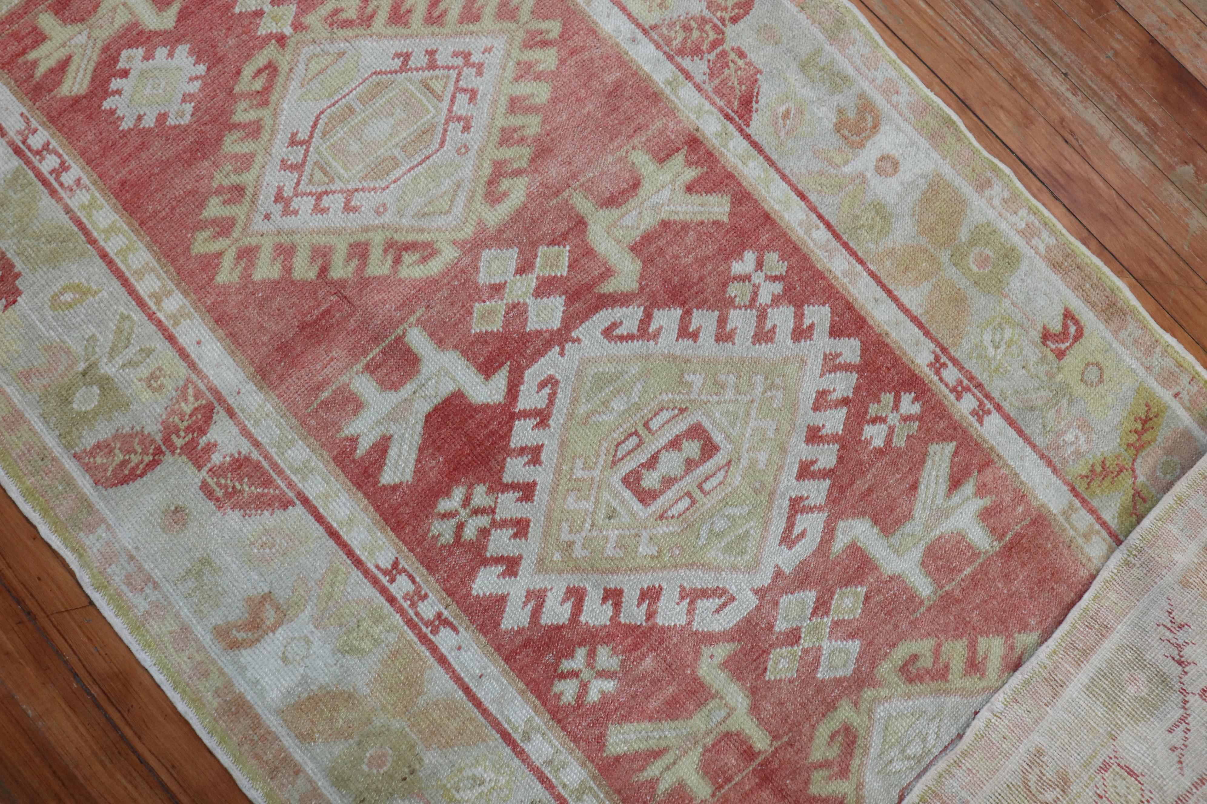 Tessuto a mano Zabihi Collection Oushak turco Piccione piccolo runner in vendita