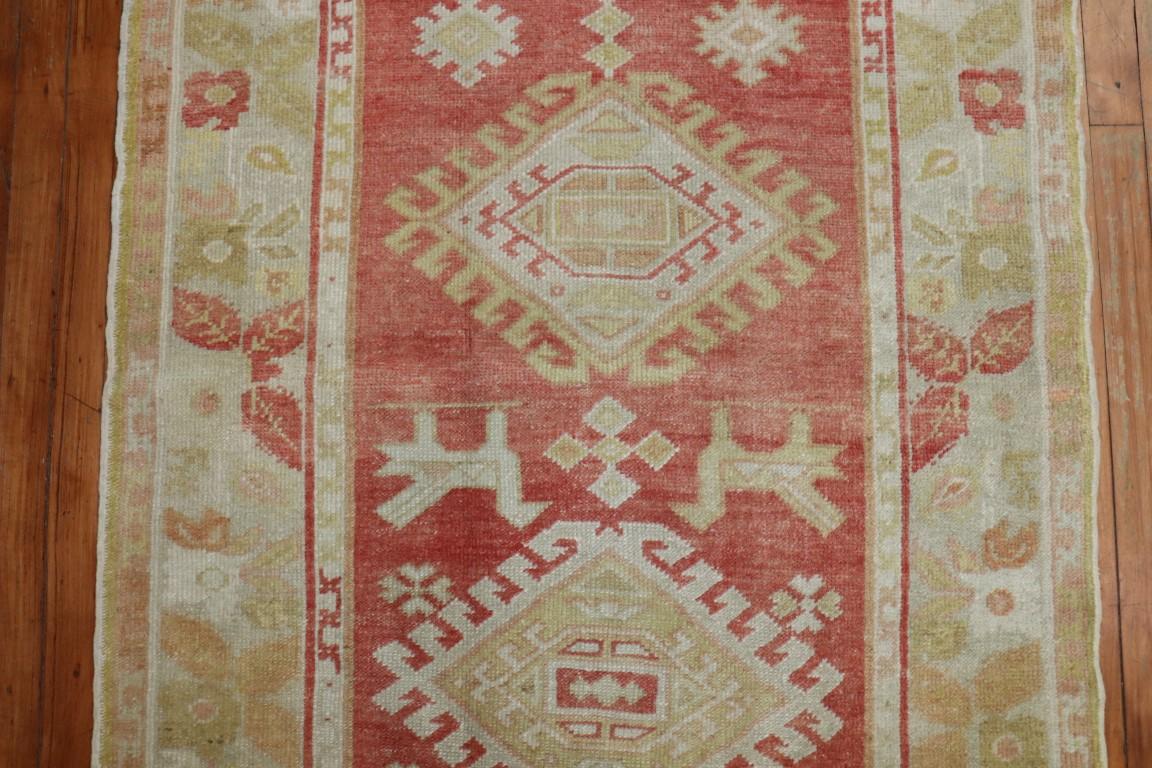 XX secolo Zabihi Collection Oushak turco Piccione piccolo runner in vendita