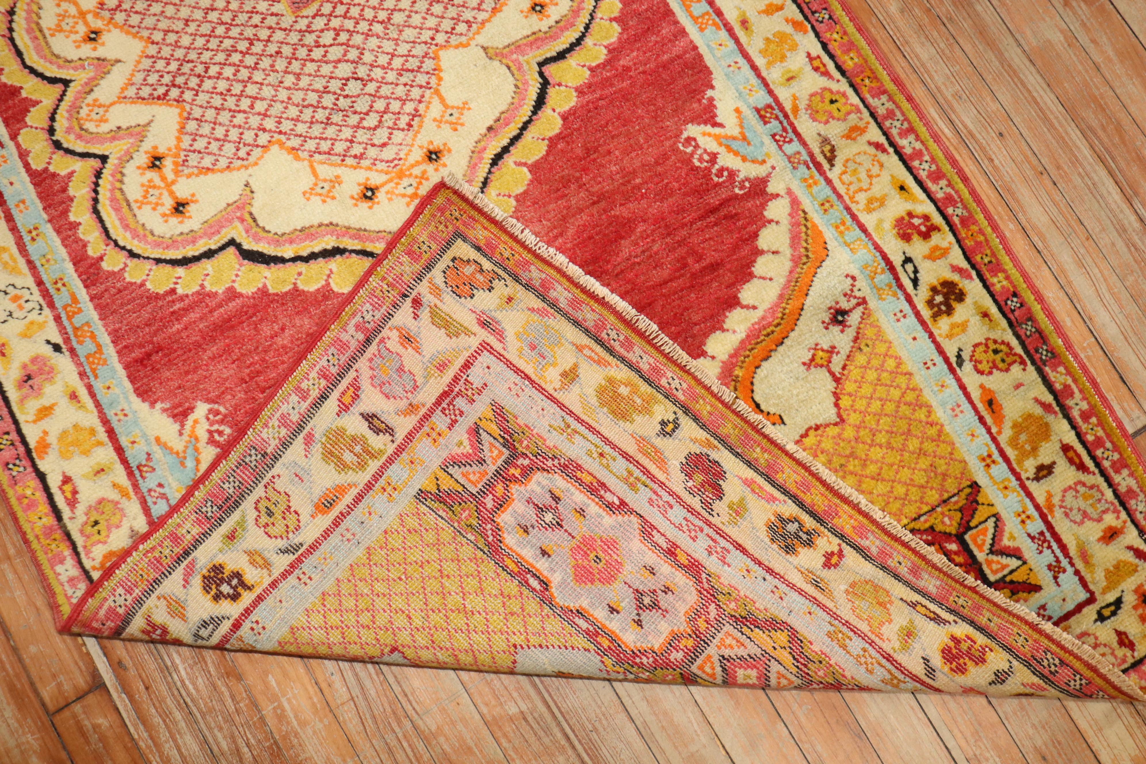 Tissé à la main Petit chemin de table en oushak turc de la Collection Zabihi en vente