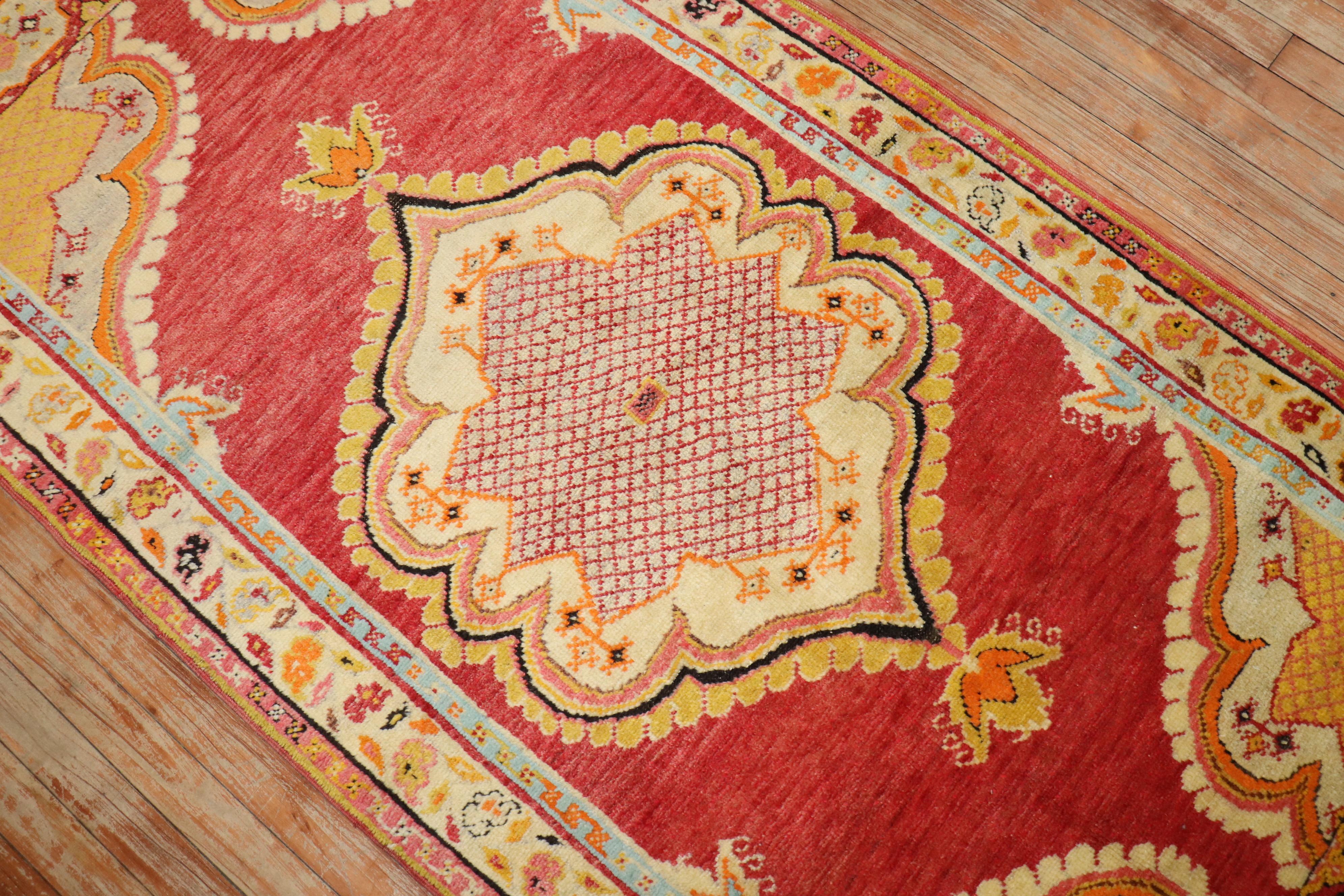 20ième siècle Petit chemin de table en oushak turc de la Collection Zabihi en vente