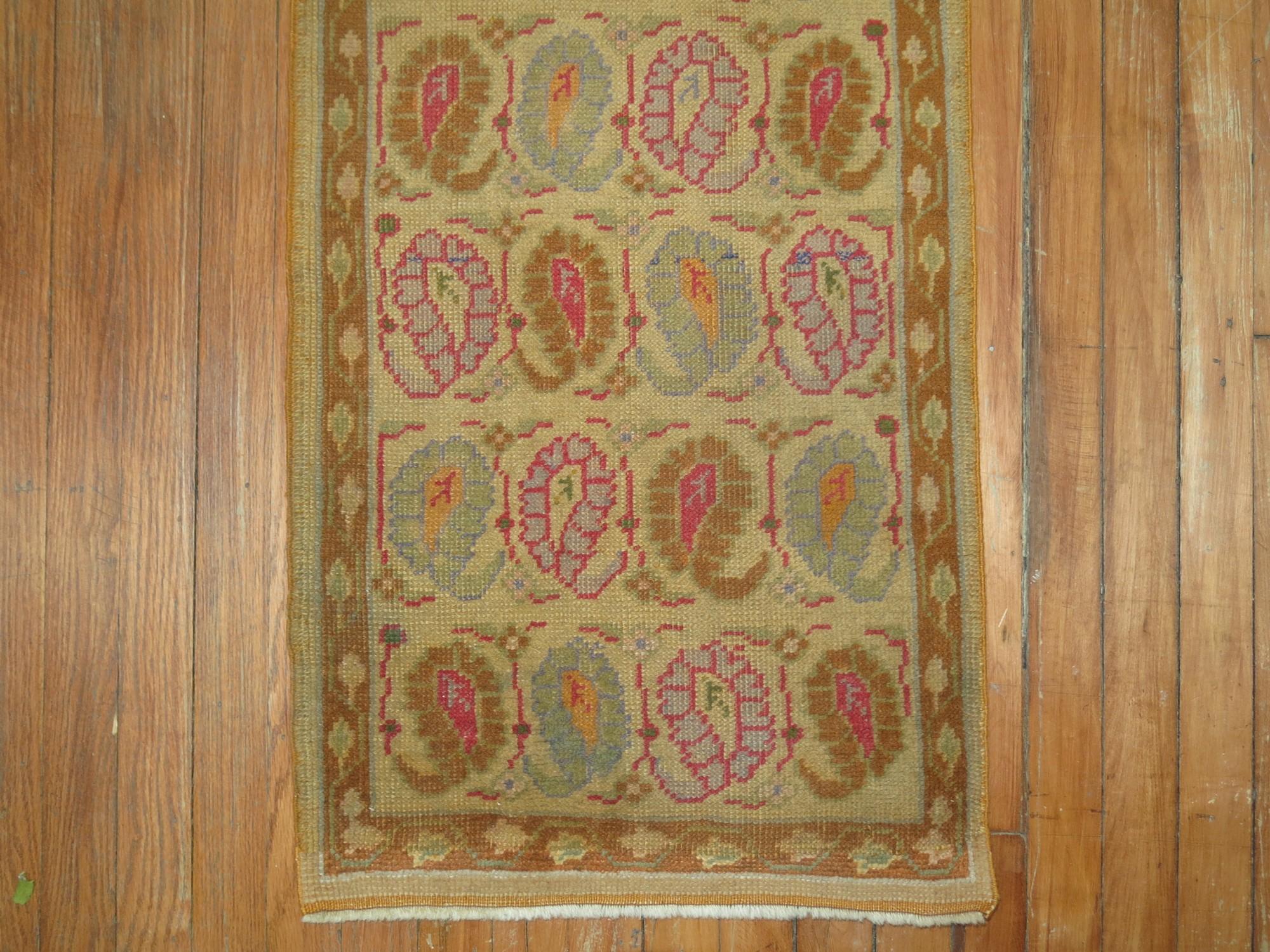 Einzigartiger kleiner türkischer Läufer mit farbenfrohem Paisleymuster in vorherrschendem Lavendel und pinkfarbenen Akzenten.

1'9'' x 5'10''
