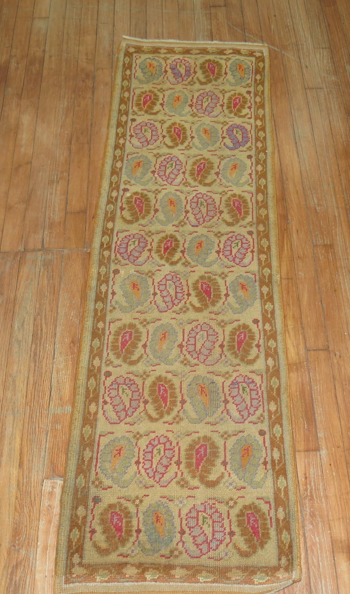 Zabihi Kollektion Türkischer Läufer mit Paisley-Motiv Kleine Größe im Angebot 1