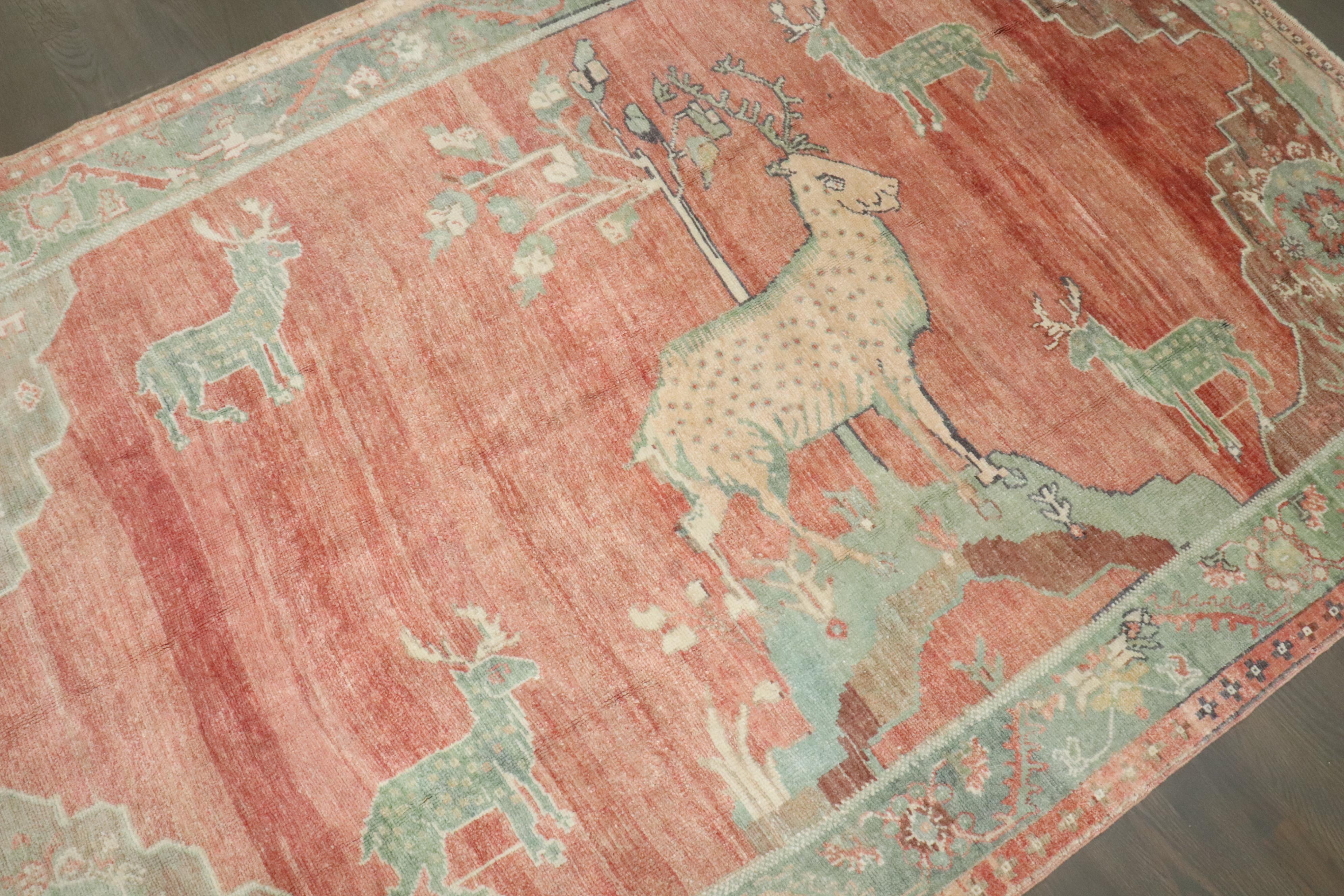 Tapis de Konya à motif animalier, unique en son genre, datant du milieu du 20e siècle.

Mesures : 4'11'' x 7'9''