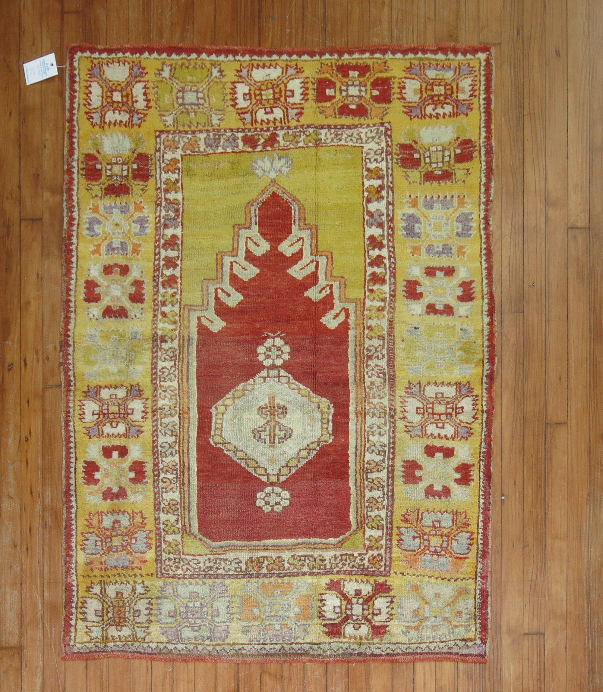 A Fine quality early 20th-century Turkish prayer rug. Red field, Green Border

3'9'' x 5'1''