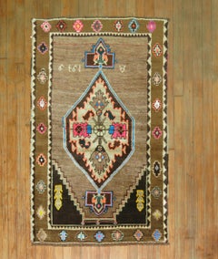 Zabihi Collection S'est fait un petit tapis turc de Kars datant de 1979.