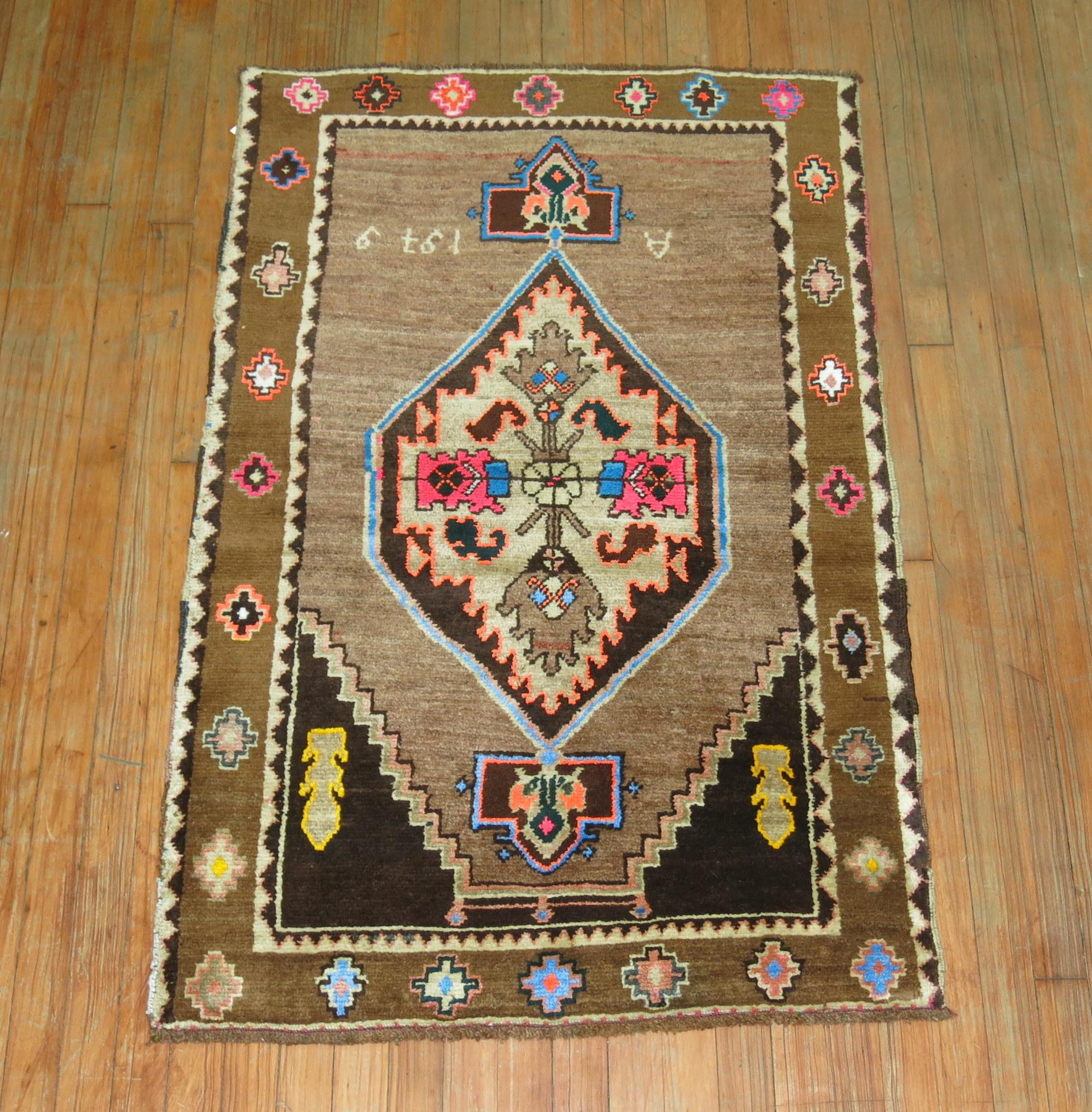 Zabihi Collection Türkischer kleiner Kars Teppich von 1979 (Archaistisch) im Angebot