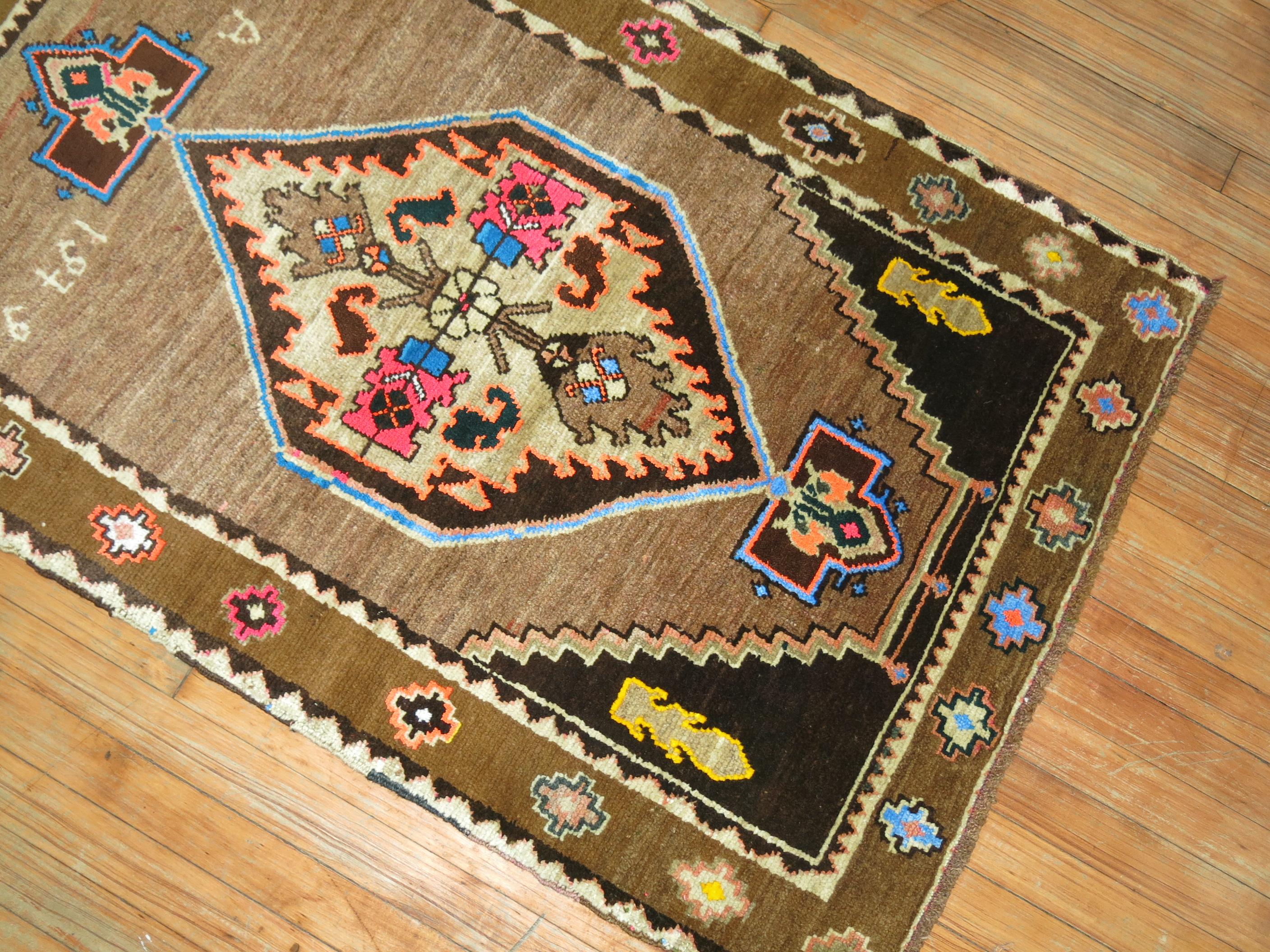 Zabihi Collection Türkischer kleiner Kars Teppich von 1979 (Handgeknüpft) im Angebot