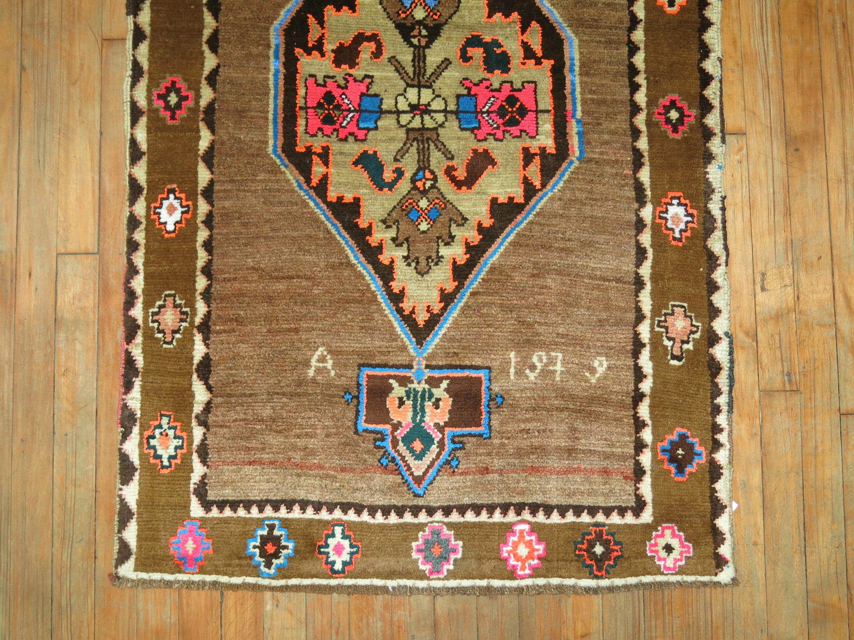 Zabihi Collection Türkischer kleiner Kars Teppich von 1979 im Zustand „Gut“ im Angebot in New York, NY