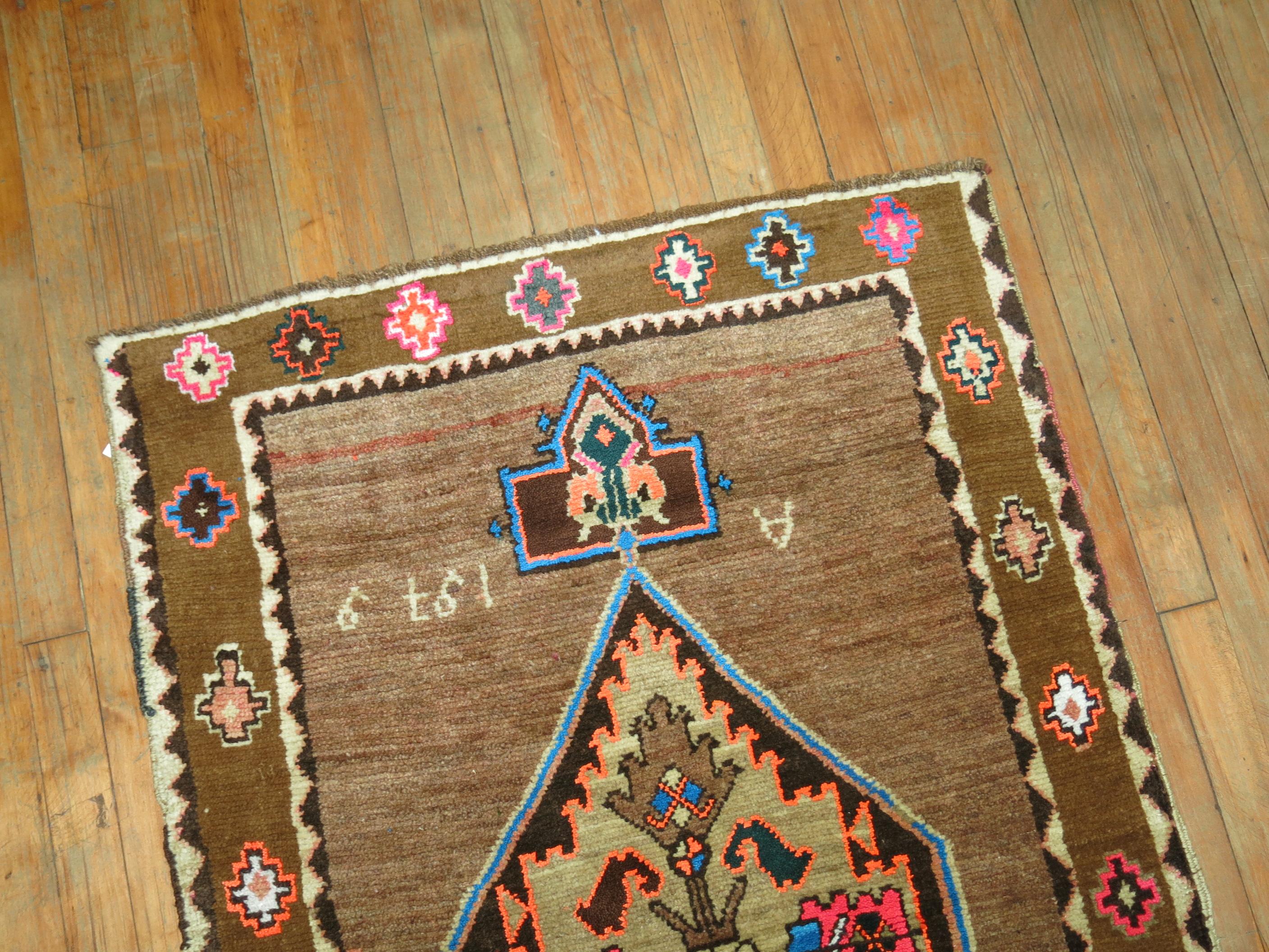 Zabihi Collection Türkischer kleiner Kars Teppich von 1979 (20. Jahrhundert) im Angebot