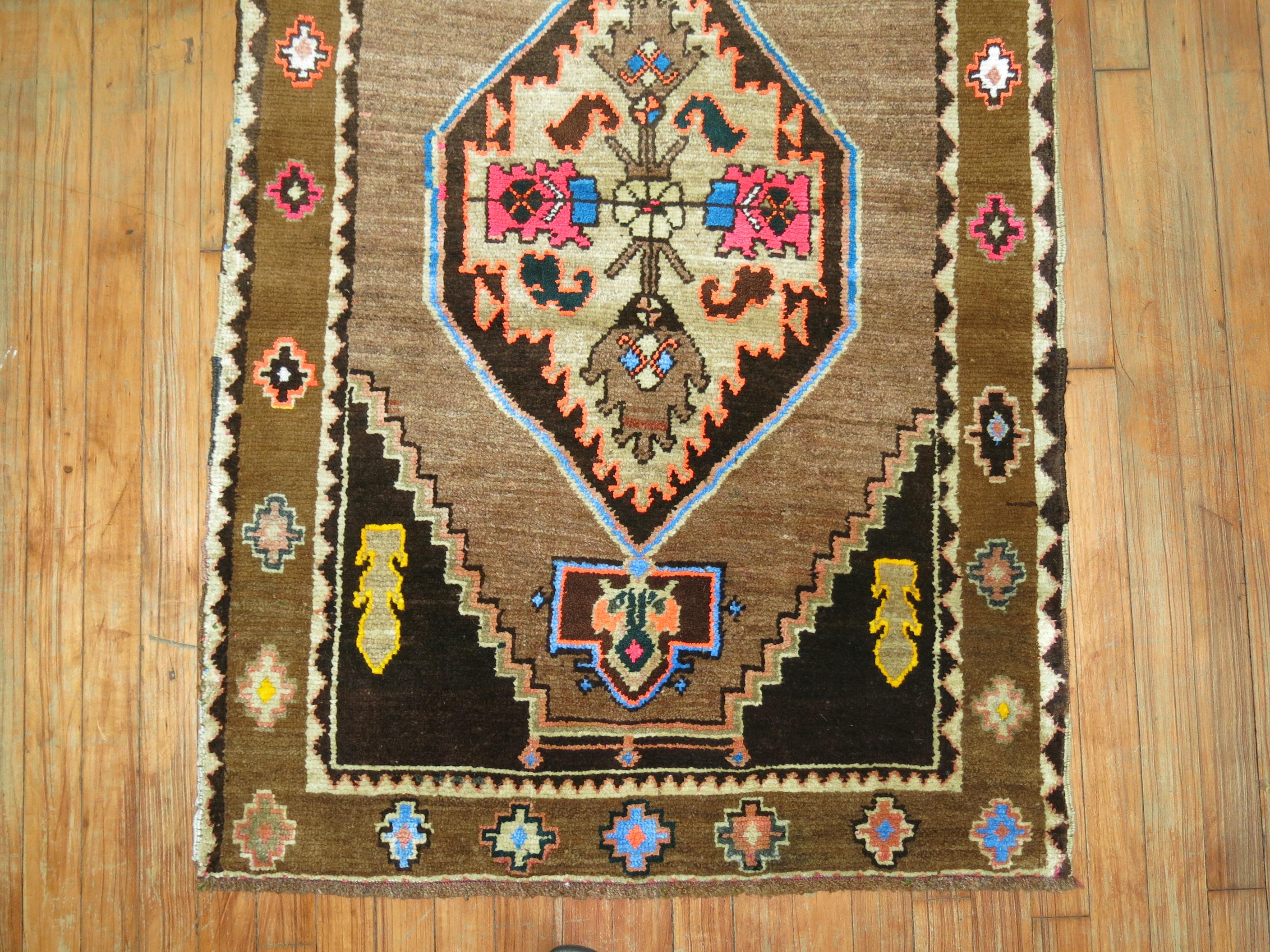 Zabihi Collection Türkischer kleiner Kars Teppich von 1979 (Wolle) im Angebot