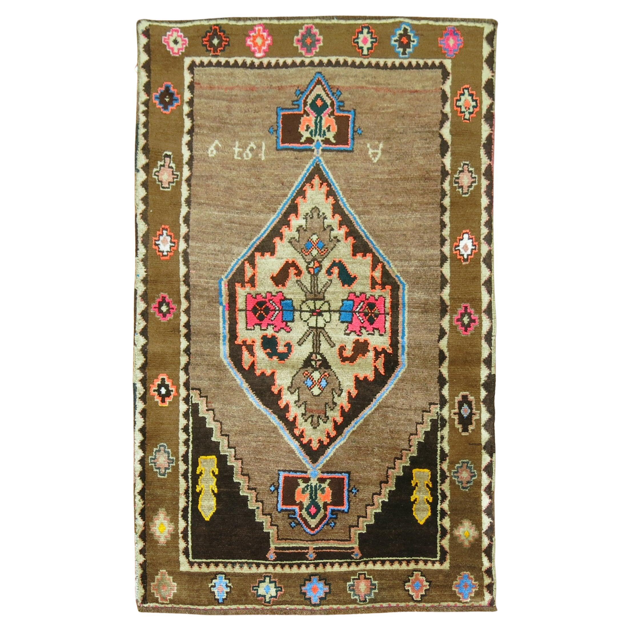 Zabihi Collection Türkischer kleiner Kars Teppich von 1979 im Angebot