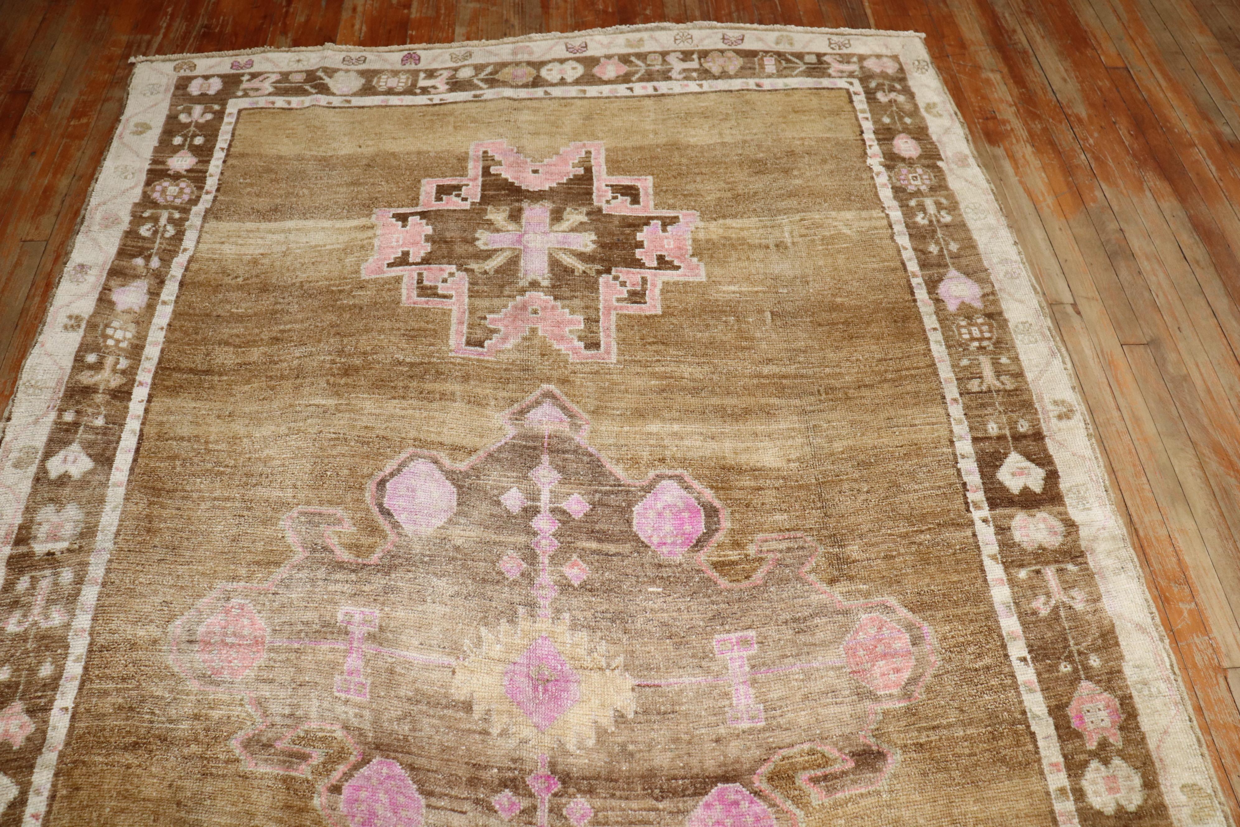 Tappeto Kars turco della metà del XX secolo in marrone, rosa e avorio

Dettagli
rug no.	j3340
dimensione	6' 6