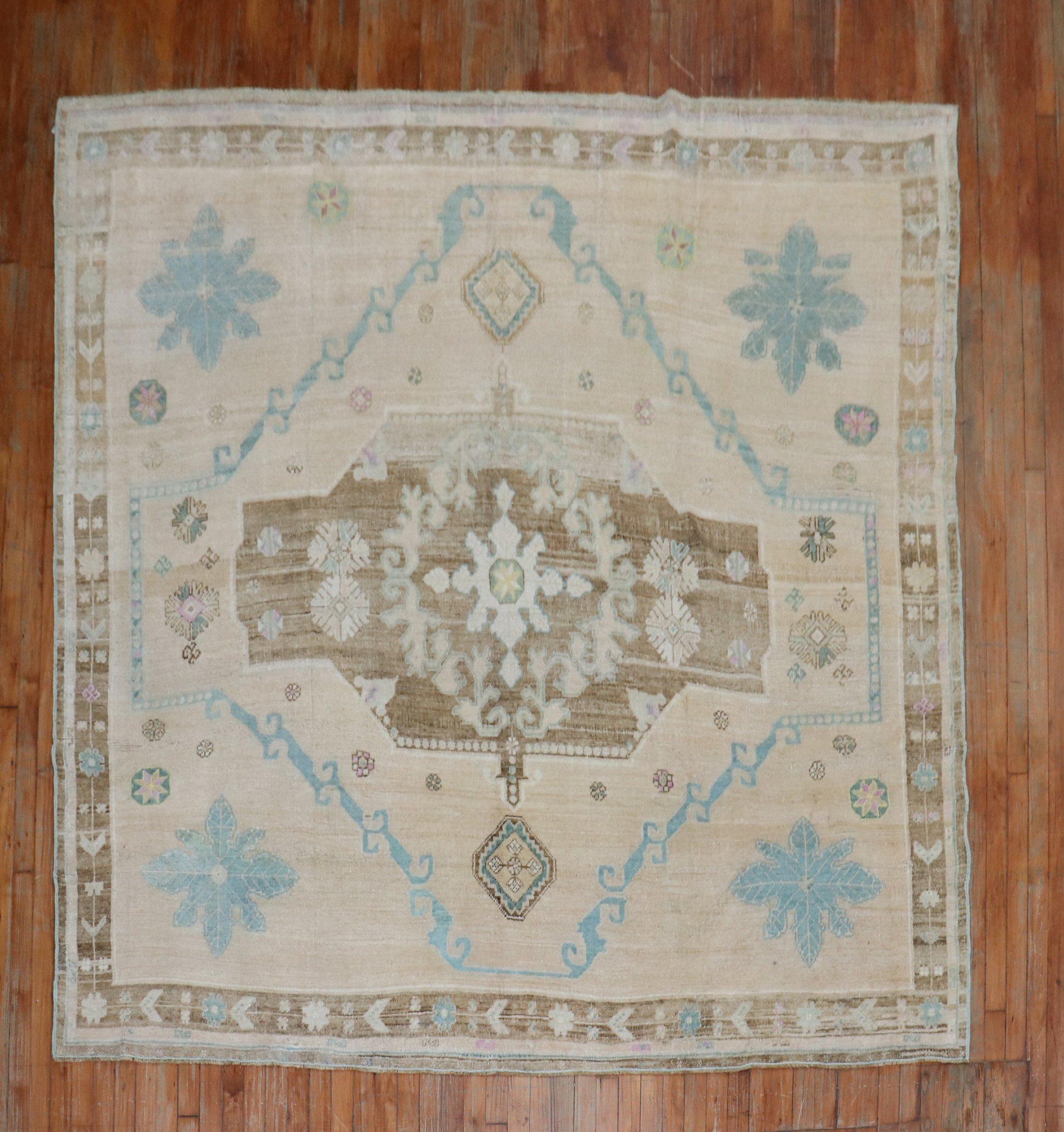 Une forme carrée  Turc  tapis du milieu du 20e siècle. 

Mesures : 8' x 8'8