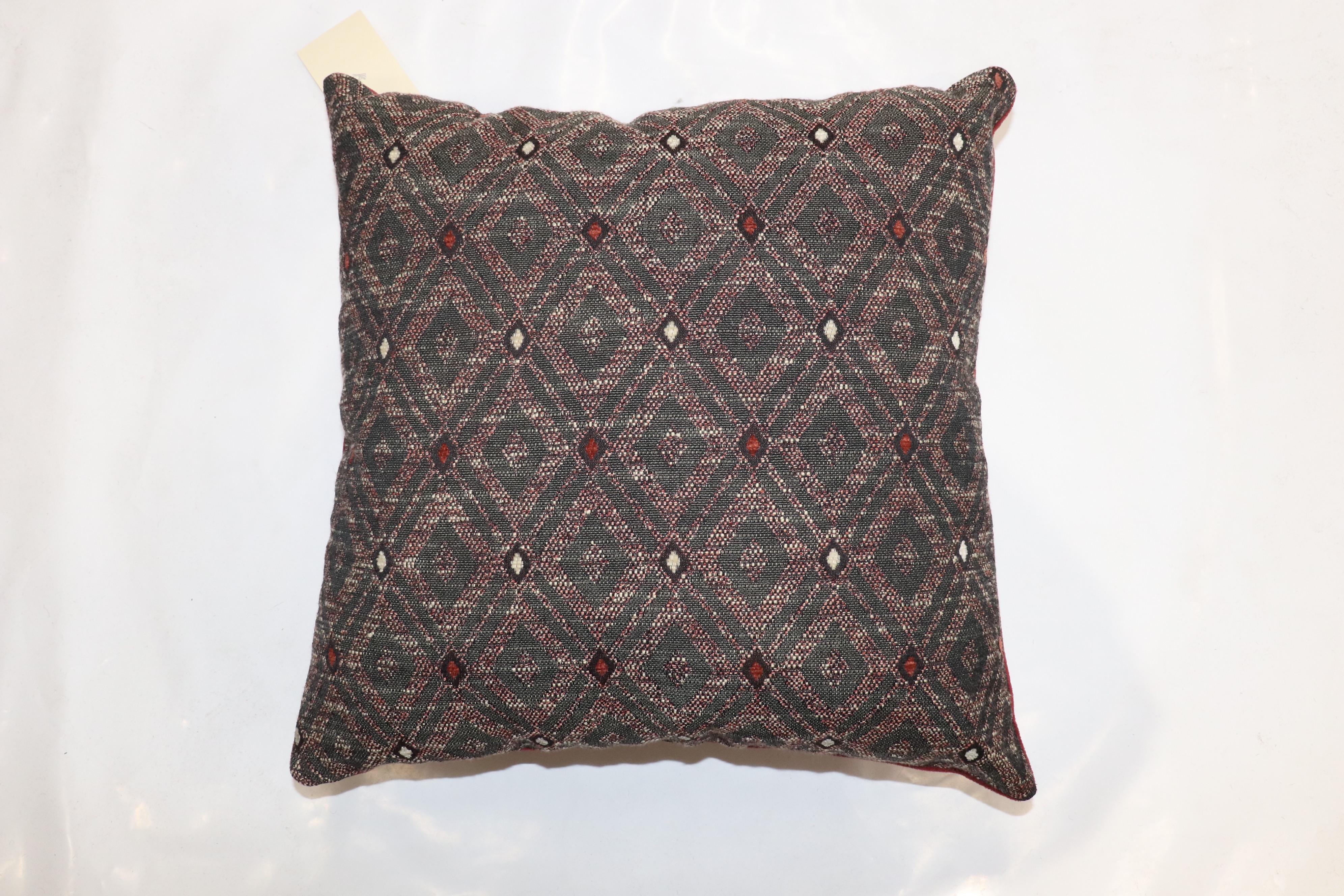 Un cuscino realizzato con un tessuto turco

Misure: 15'' x 16''.