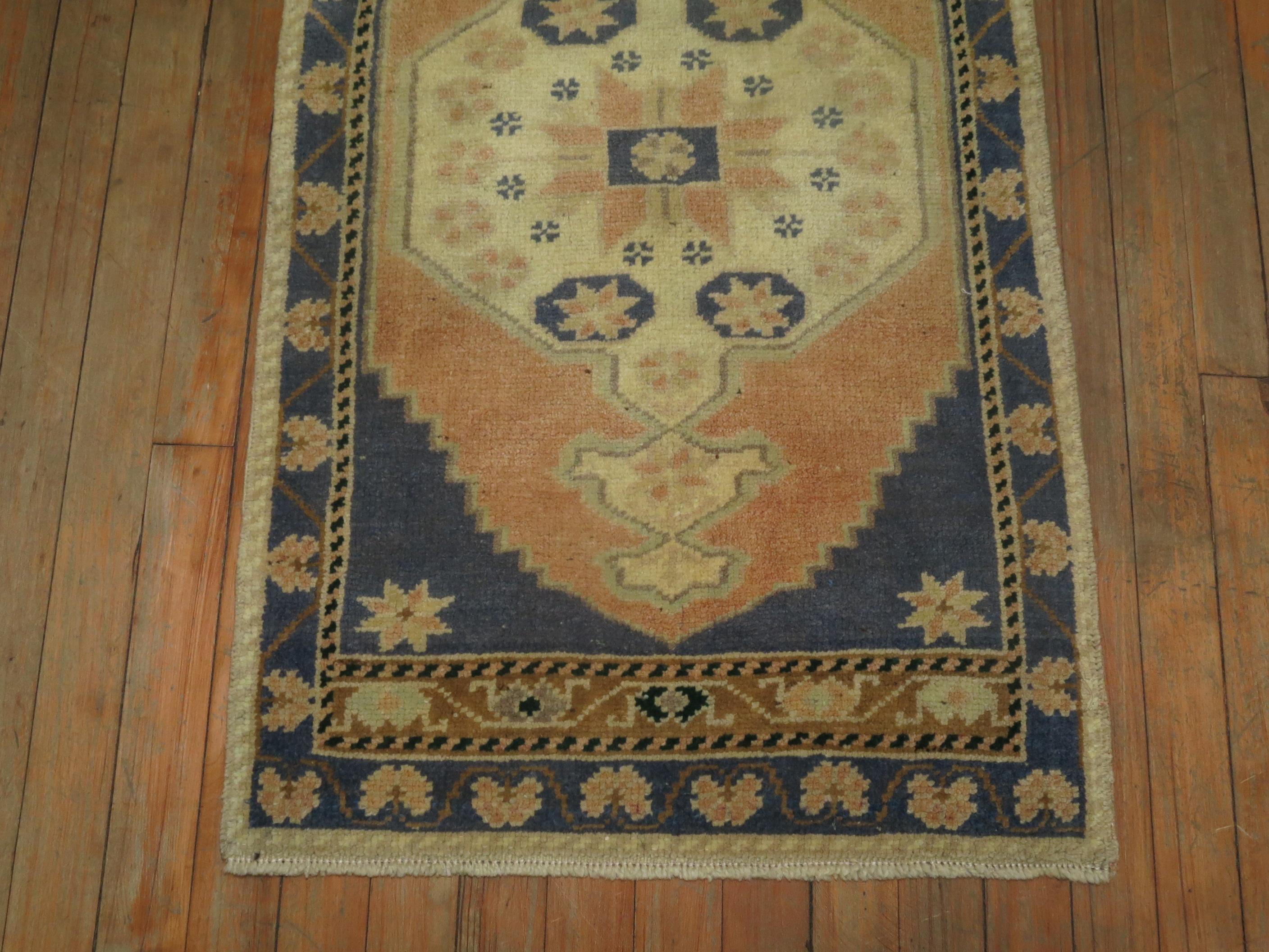 Türkischer Yastik-Teppich der Zabihi-Kollektion (Gustavianisch) im Angebot
