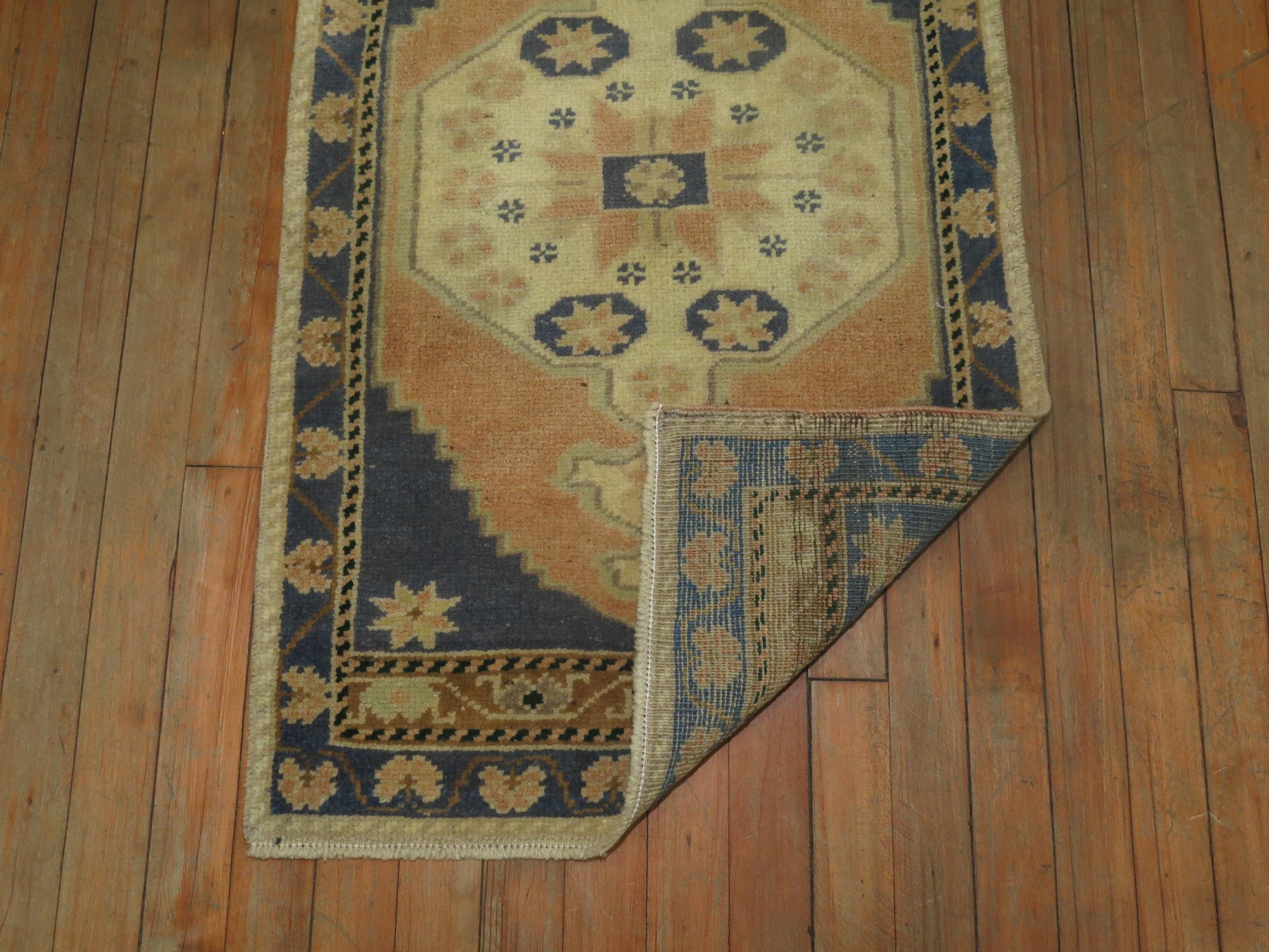 Türkischer Yastik-Teppich der Zabihi-Kollektion (Handgeknüpft) im Angebot