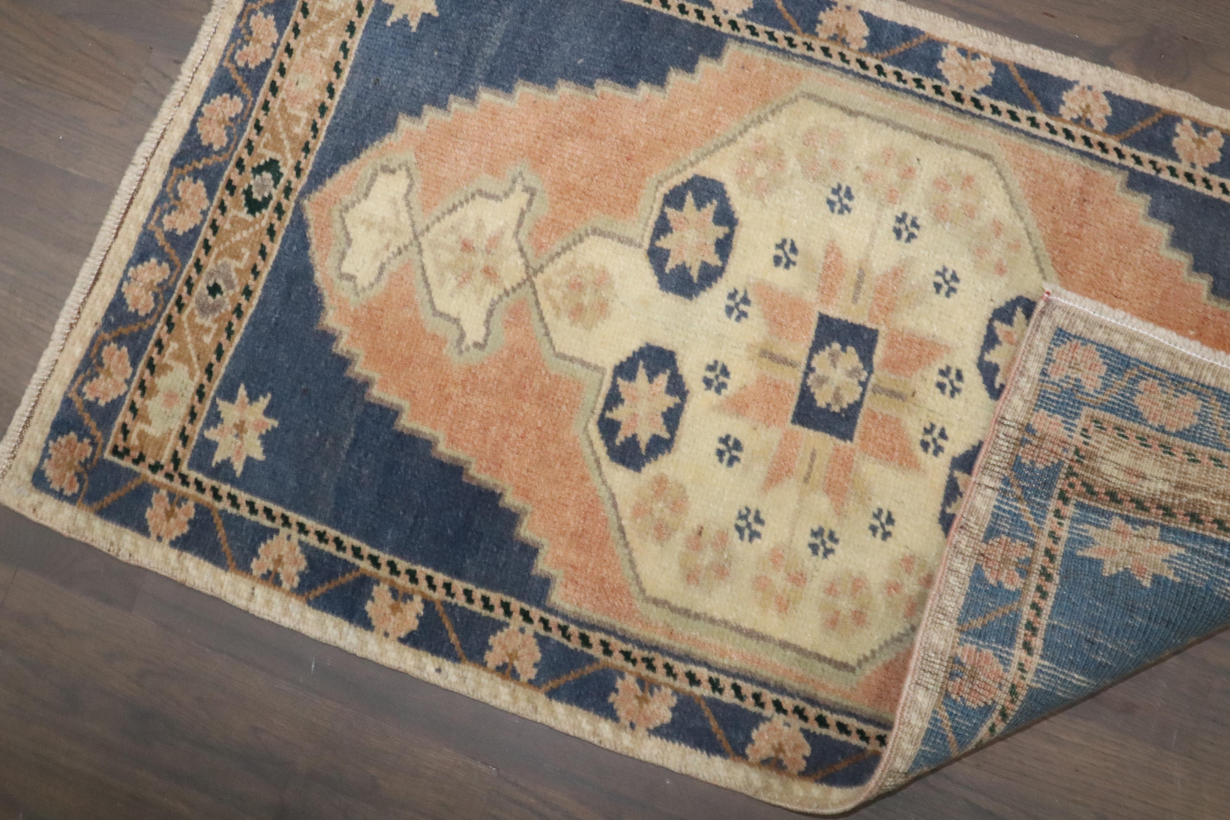 Zabihi Collection Turkish Yastik Rug In Good Condition For Sale In New York, NY