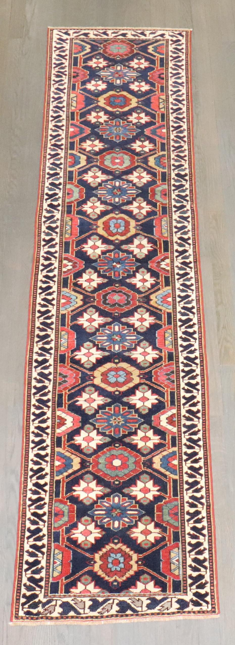 un chemin de table étroit en veraminé persan du nord-ouest de la fin du XIXe siècle

Détails
rug no.	j4768
taille	1' 10