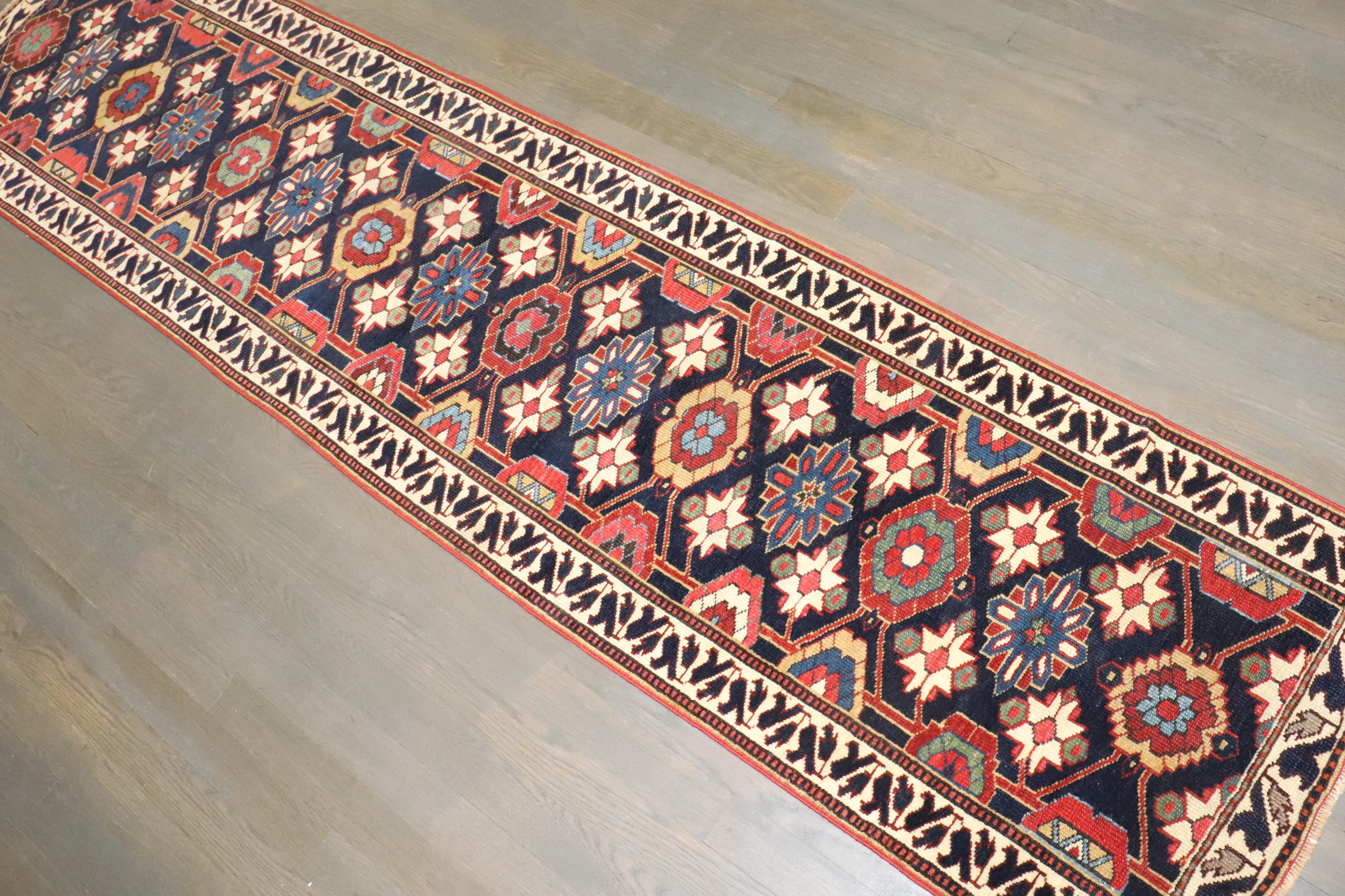 Perse Zabihi Collection Veramin Northwest Antique Persian Rare Narrow Runner (Chemin de table étroit) en vente