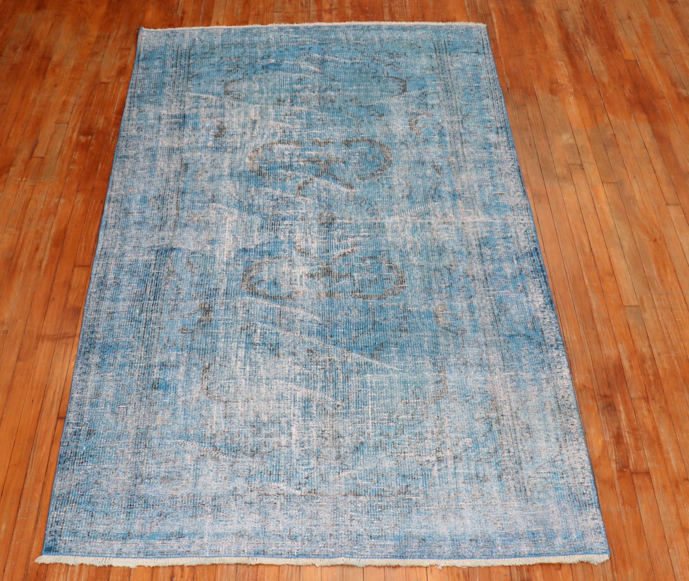 Zabihi Collection Blauer überfärbter Vintage-Teppich im Angebot 3