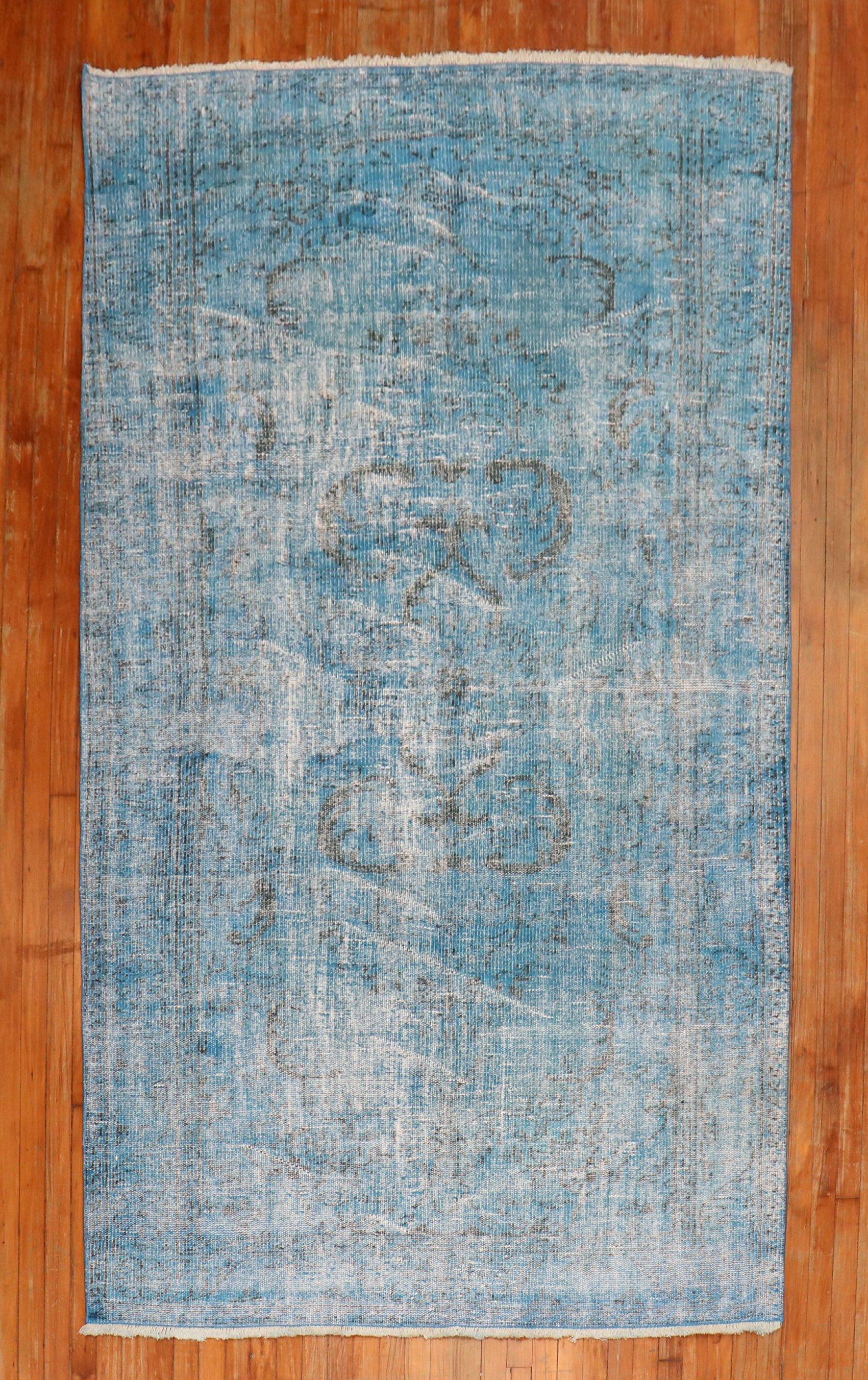 ein türkischer Teppich aus der Mitte des 20. Jahrhunderts, blau überfärbt

Einzelheiten
Teppich nein.	r5269
Größe	5' 3