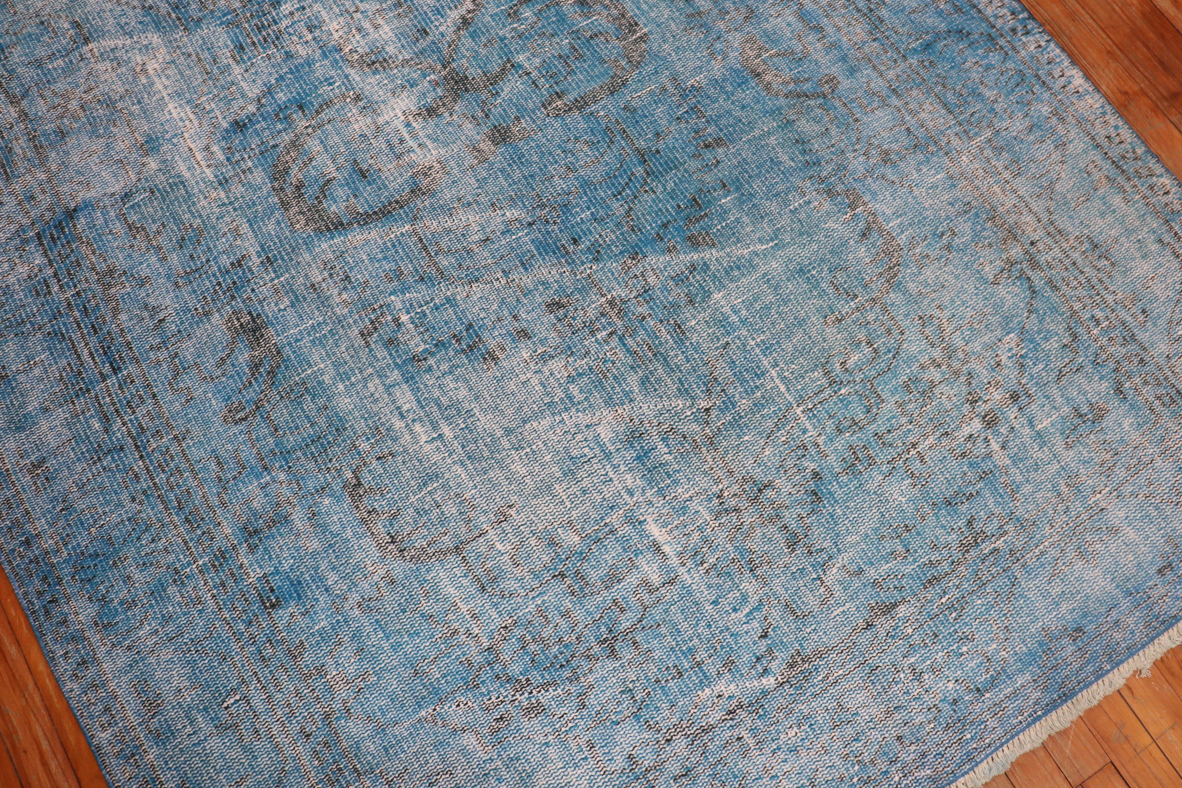 Zabihi Collection Blauer überfärbter Vintage-Teppich (Türkisch) im Angebot