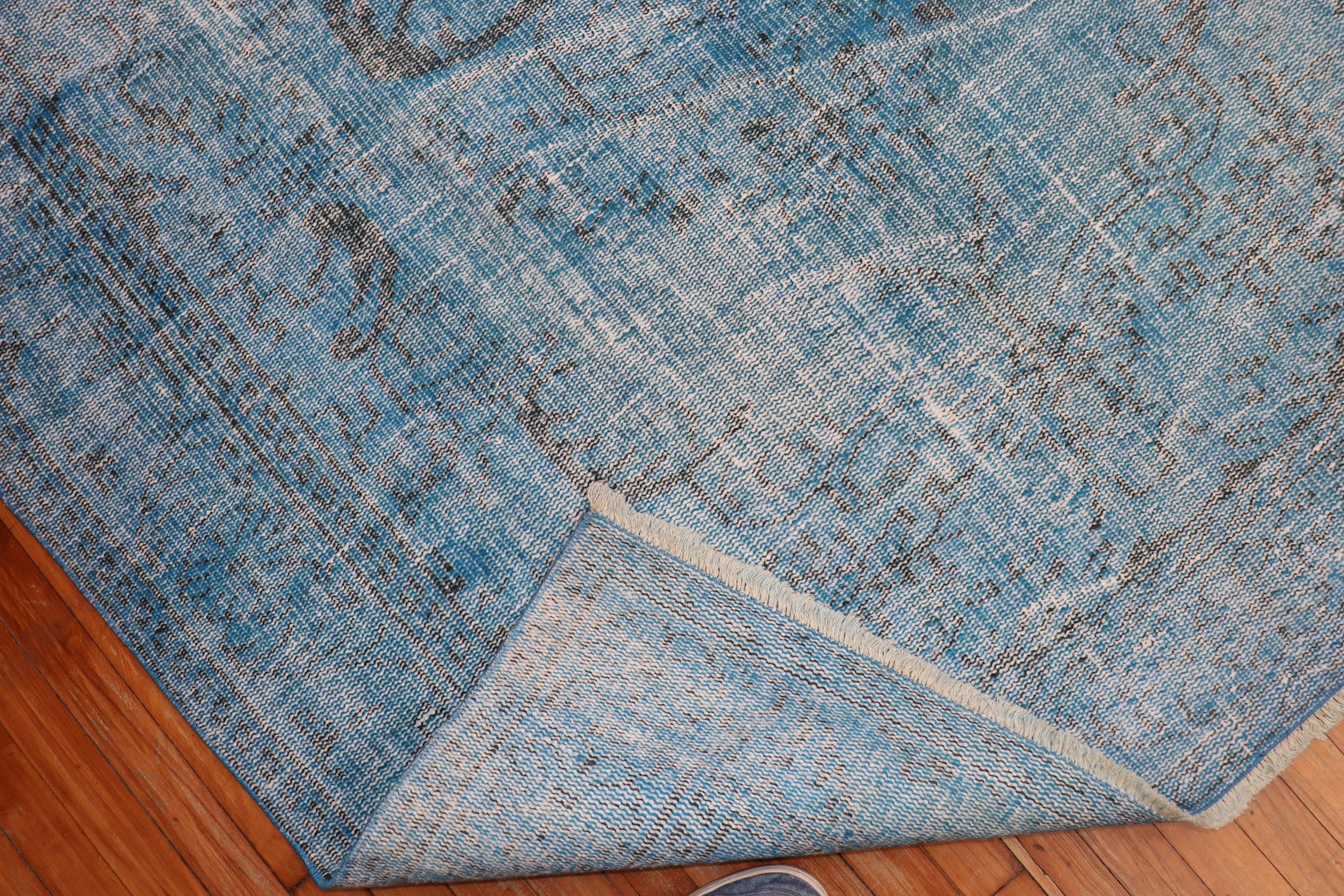 Zabihi Collection Blauer überfärbter Vintage-Teppich (Handgeknüpft) im Angebot