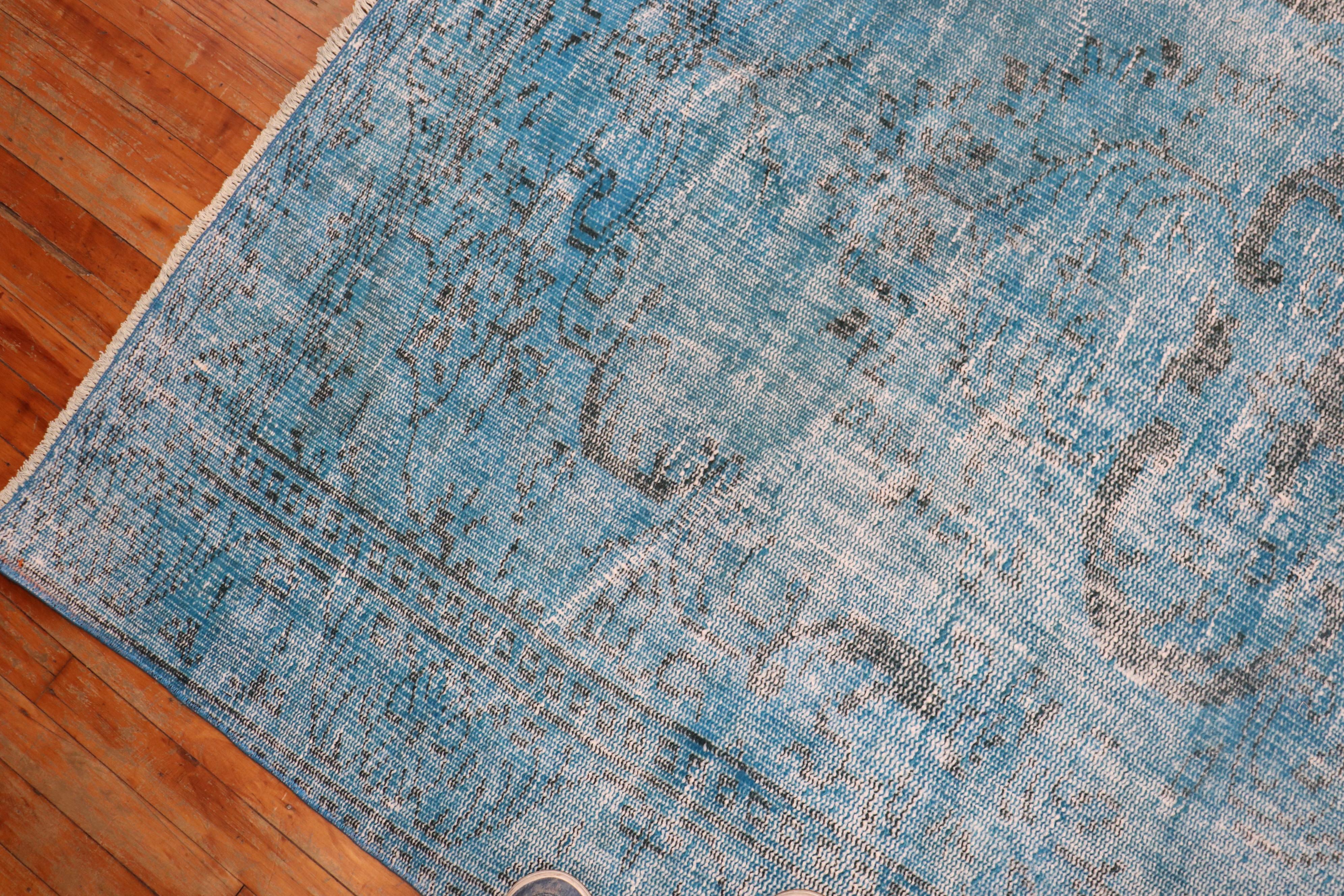 Zabihi Collection Blauer überfärbter Vintage-Teppich (20. Jahrhundert) im Angebot