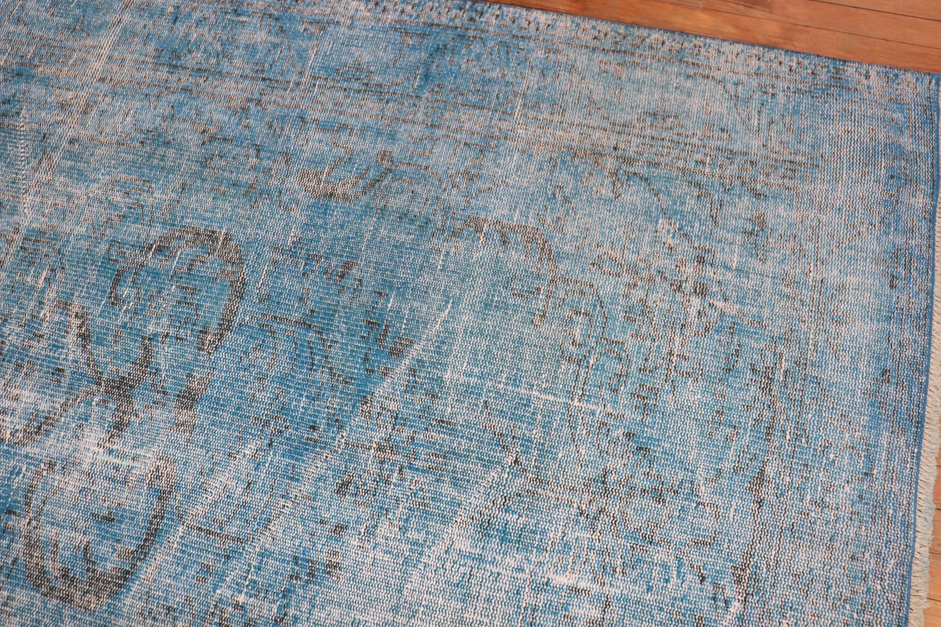 Zabihi Collection Blauer überfärbter Vintage-Teppich im Angebot 1