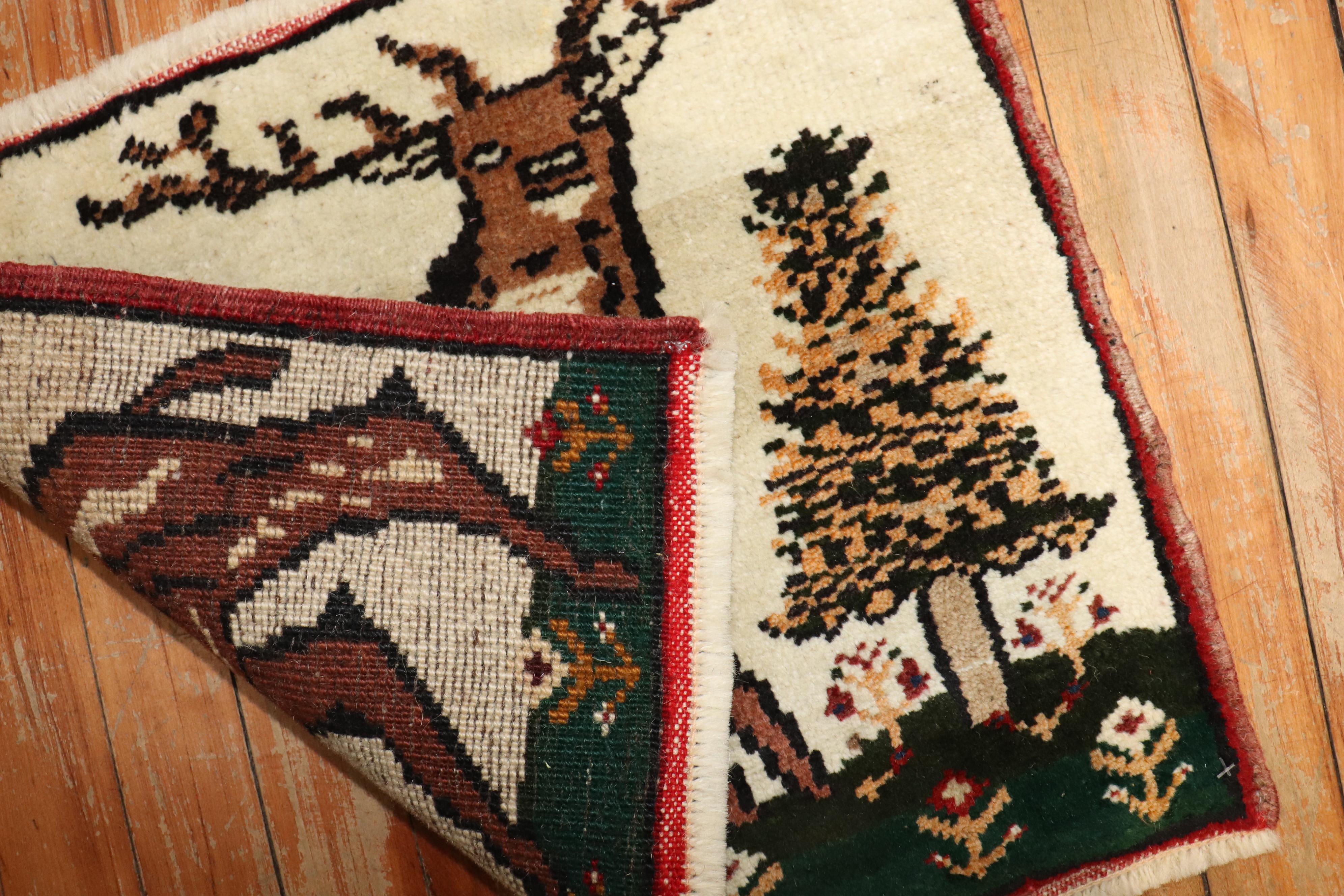 Annodato a mano Mini tappeto turco Zabihi Collection'S con cervi vintage in vendita