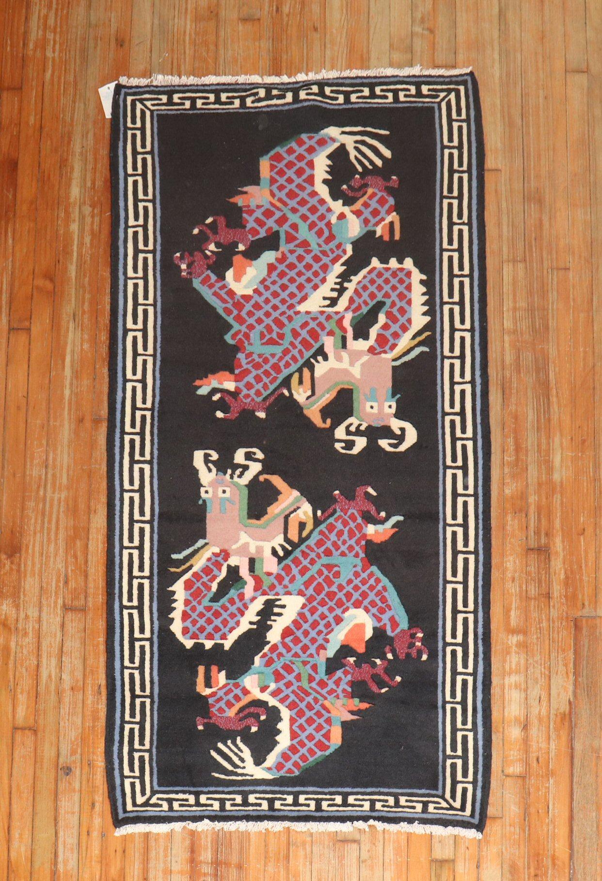un tapis tibétain de la fin du 20e siècle avec un motif de dragon

Détails
rug no.	31781
taille	3' 2