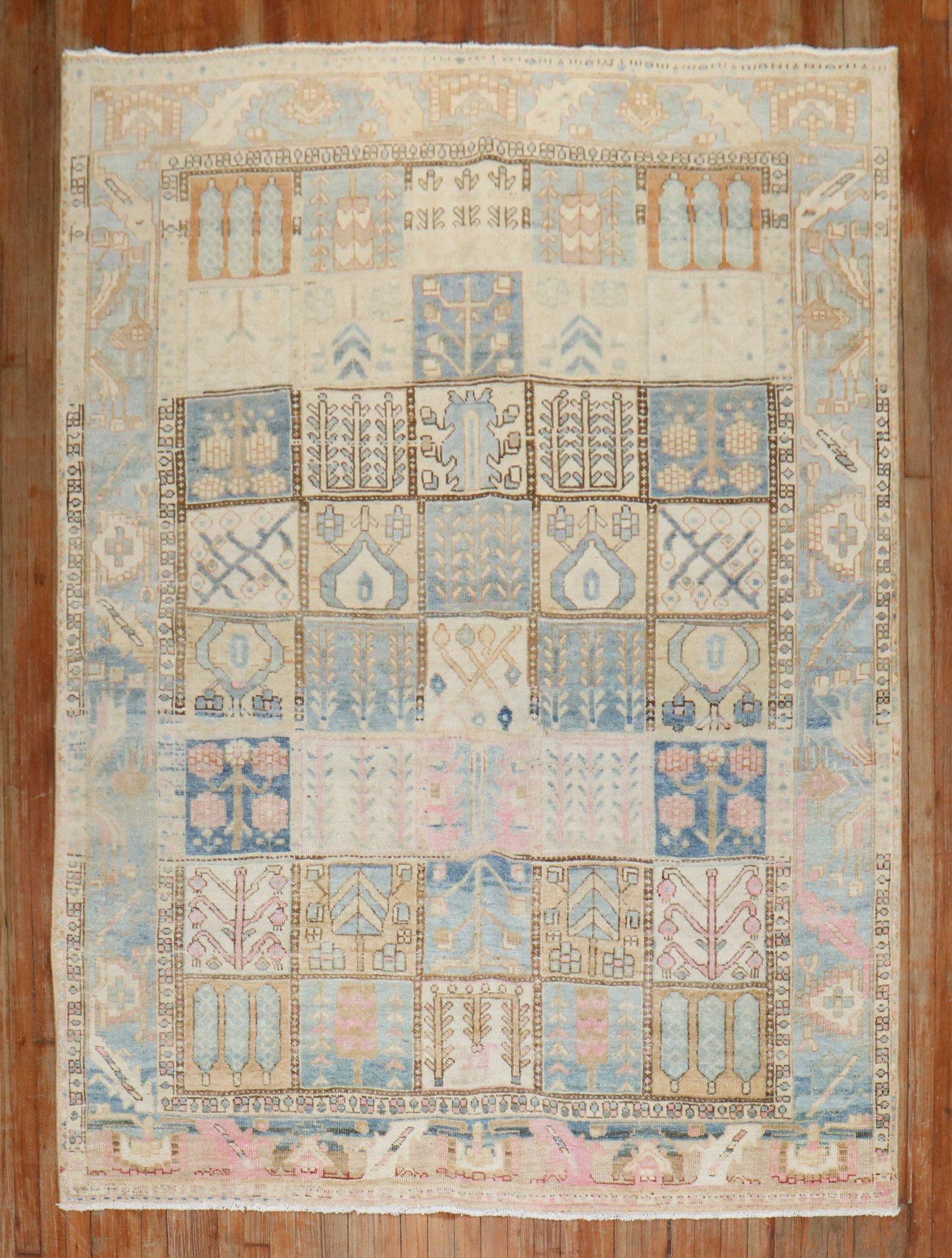 Ein quadratischer, mittelgroßer persischer Bachtiari-Teppich mit Gartenkästchen-Muster, um 1940

Maße: 6'x 8'4
