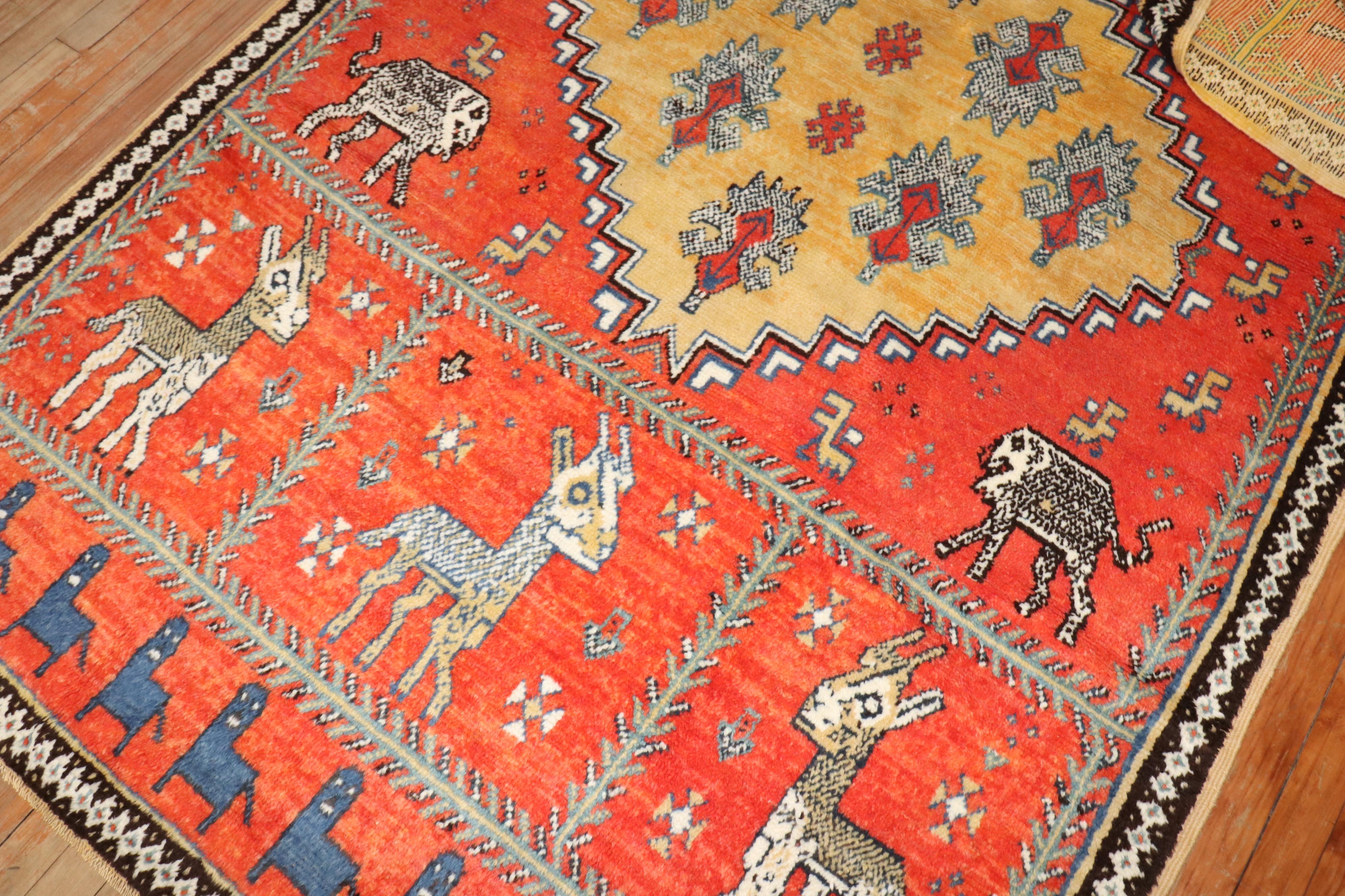 Tapis marocain du milieu du 20e siècle représentant des petits chevaux

Détails
rug no.	j3591
taille	5' 1