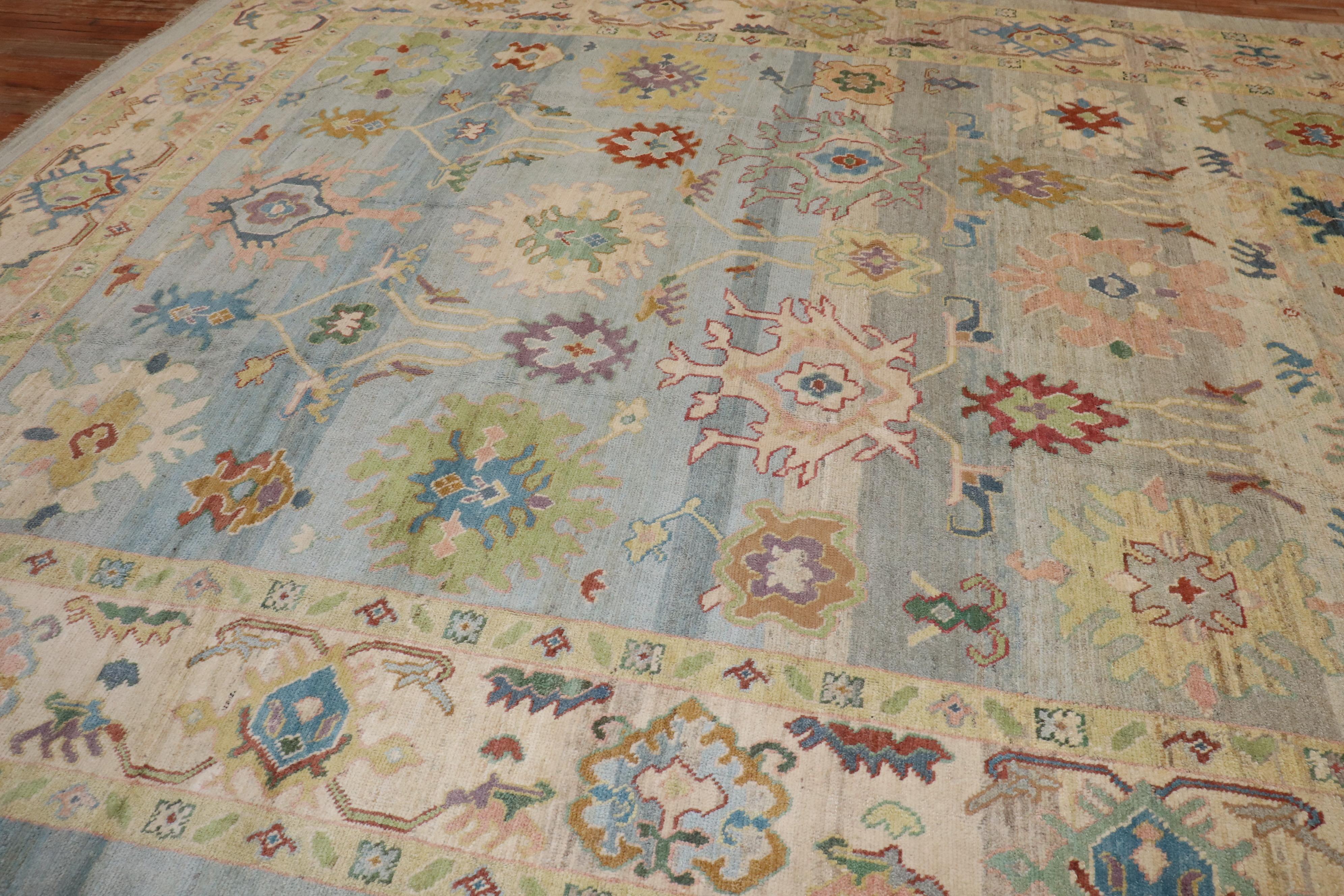 Colección Zabihi Alfombra Oushak grande de inspiración vintage en Excelente estado para la venta en New York, NY