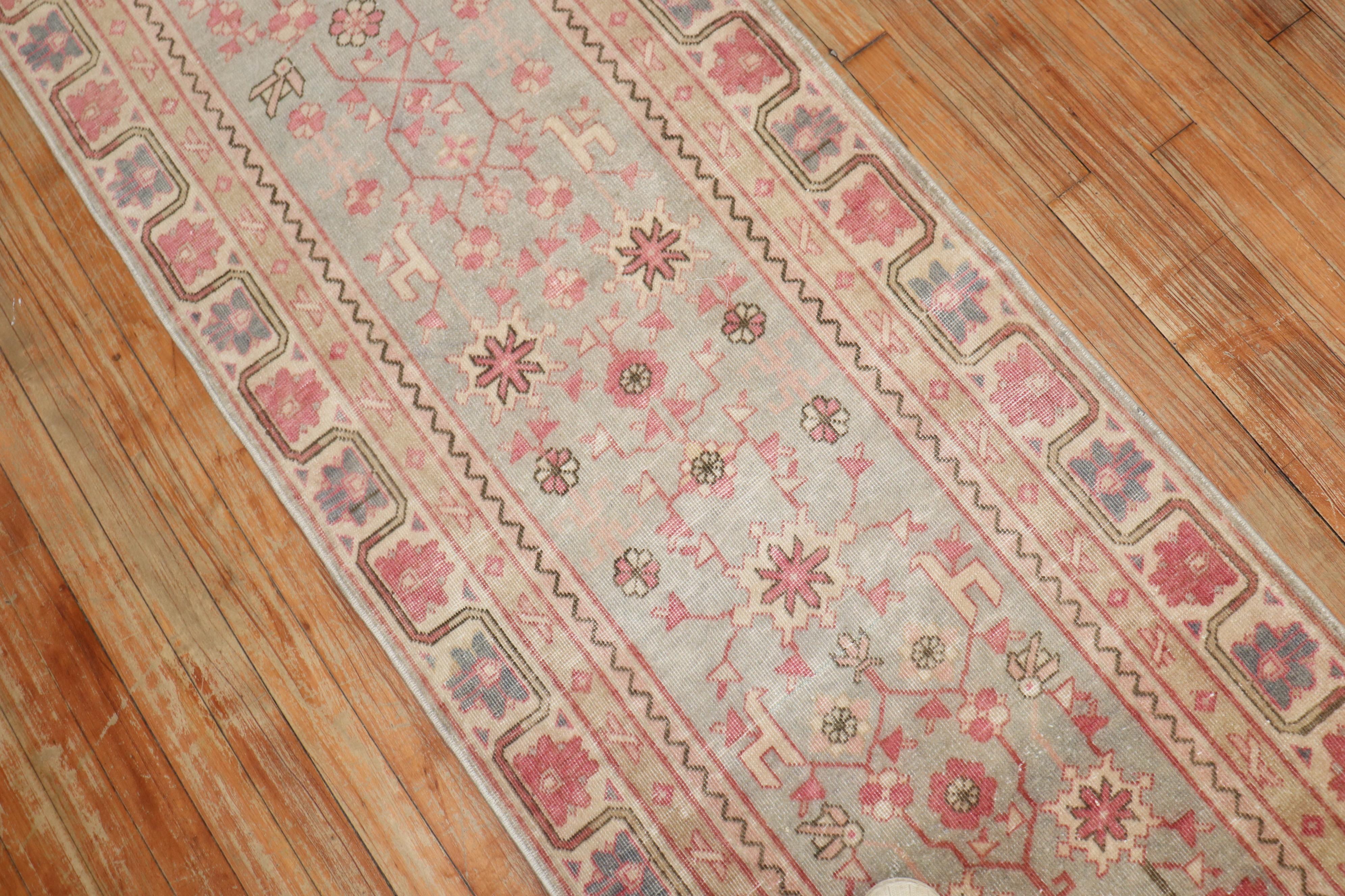 Zabihi Collection Traves de Mesa Vintage Khotan Verde Claro Rosa Agra en venta
