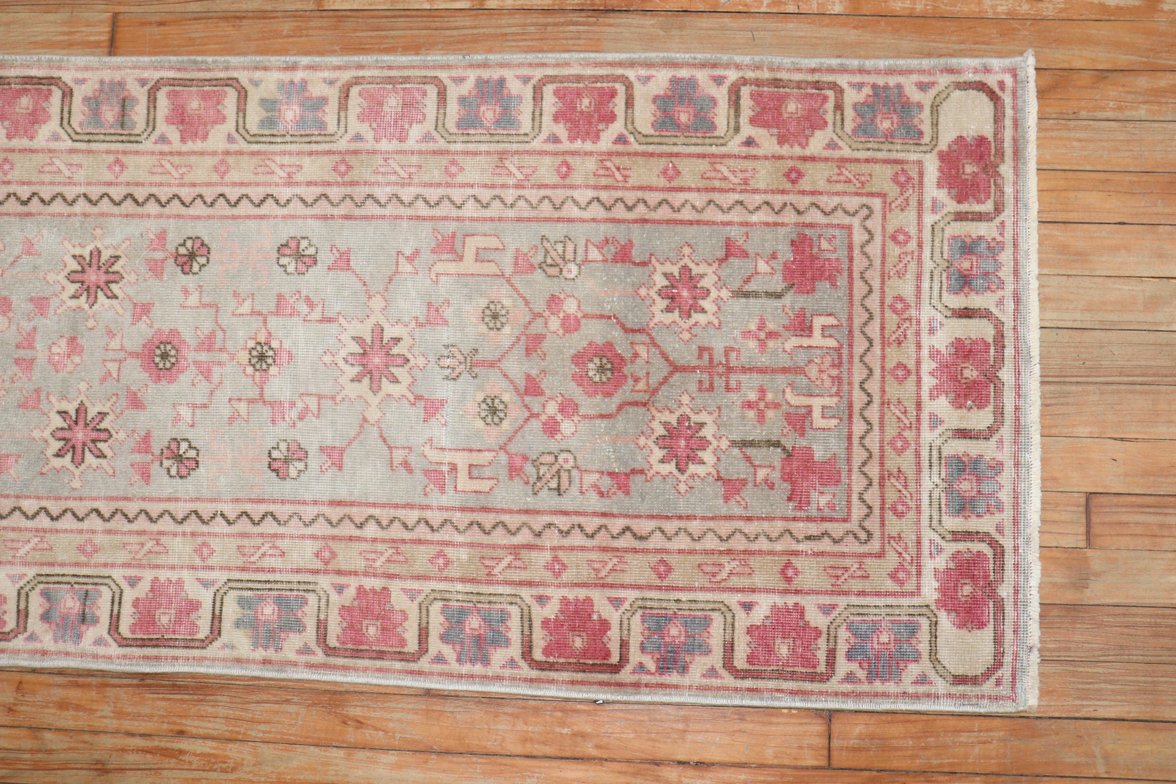 Zabihi Collection Traves de Mesa Vintage Khotan Verde Claro Rosa Turquestano oriental en venta
