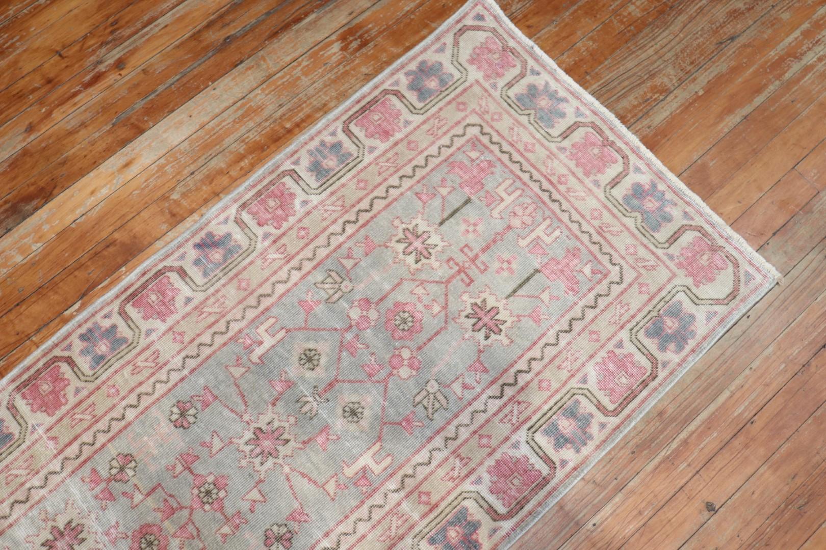 Zabihi Collection Traves de Mesa Vintage Khotan Verde Claro Rosa Anudado a mano en venta