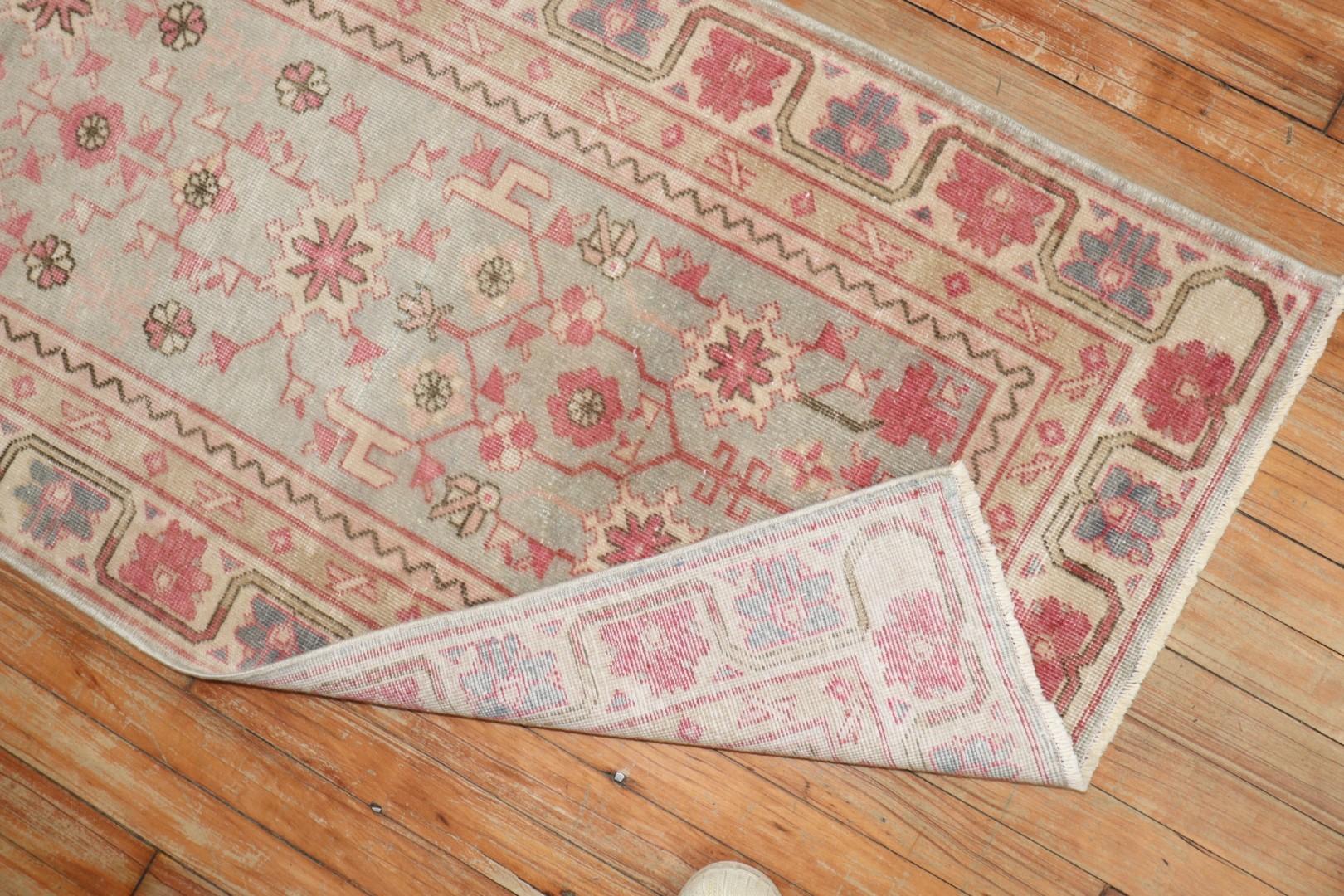 Zabihi Collection Traves de Mesa Vintage Khotan Verde Claro Rosa en Bueno estado para la venta en New York, NY