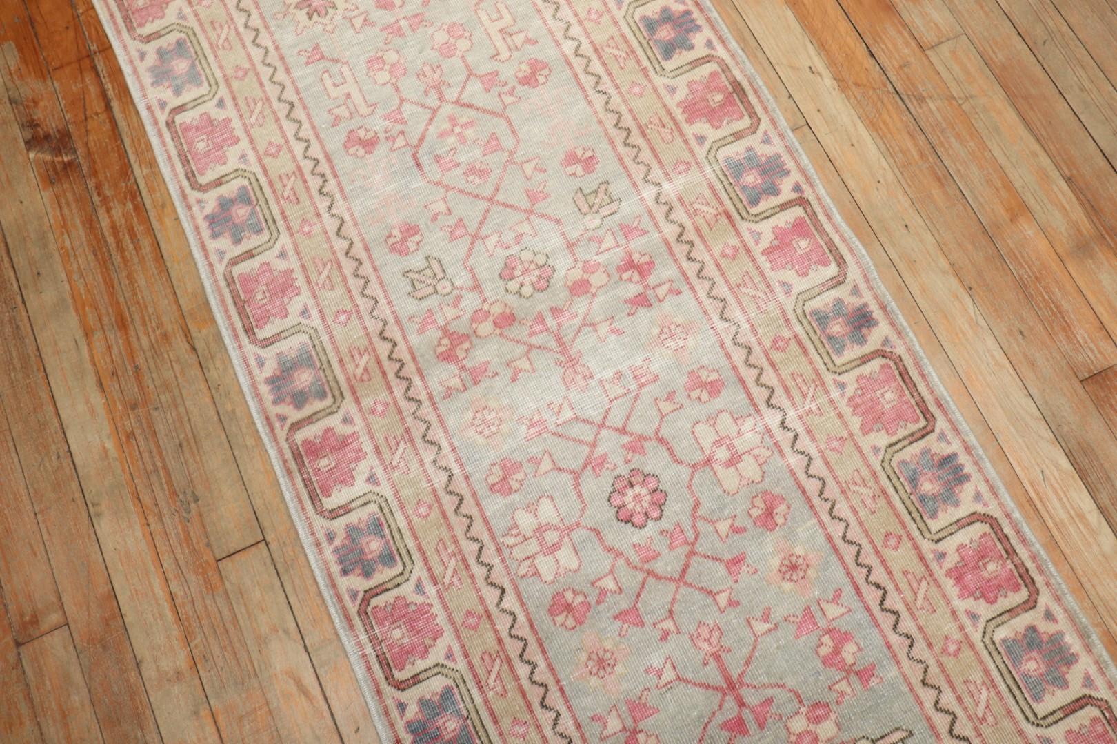 Zabihi Collection Traves de Mesa Vintage Khotan Verde Claro Rosa siglo XX en venta