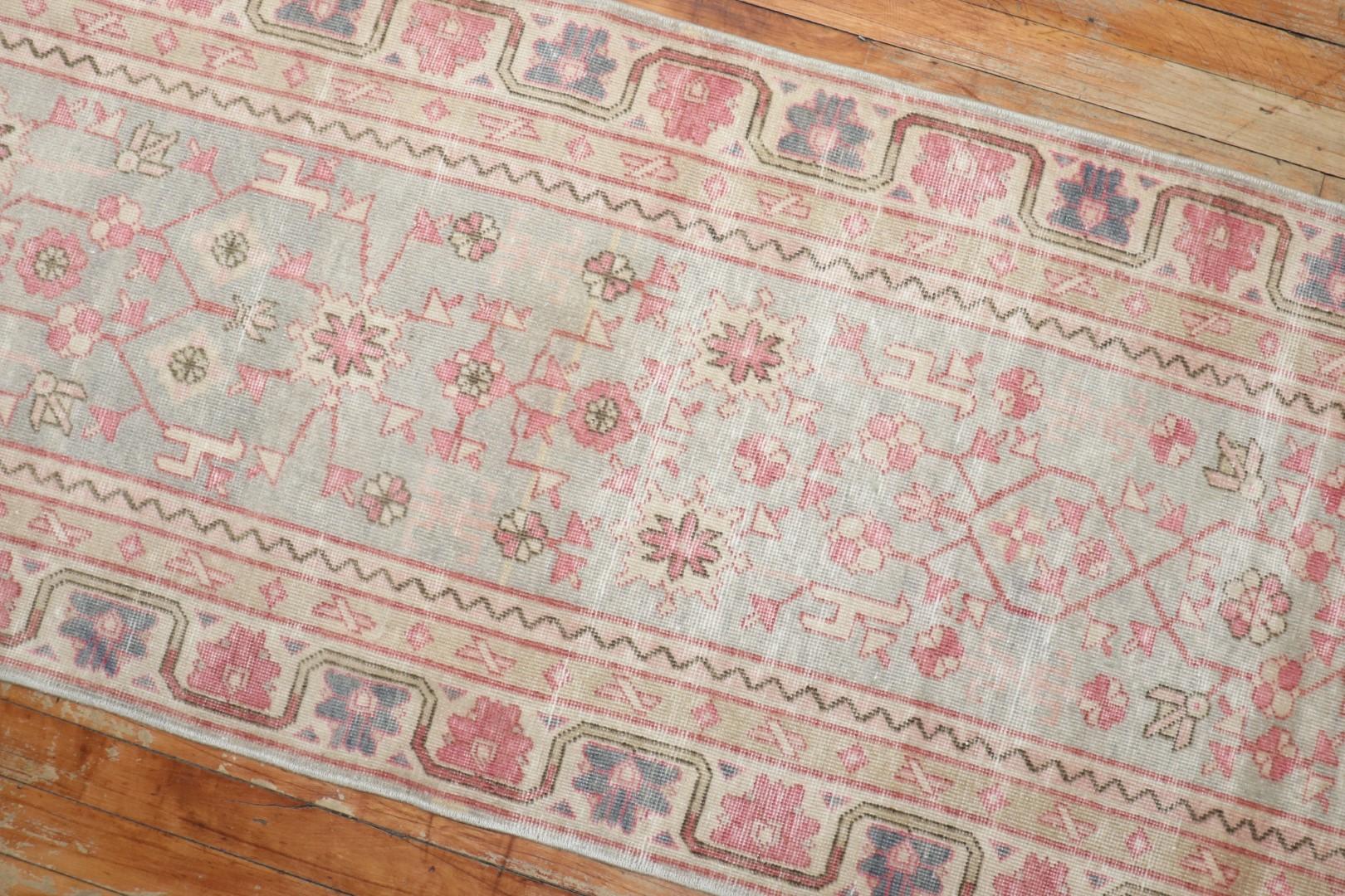 Zabihi Collection Traves de Mesa Vintage Khotan Verde Claro Rosa Lana en venta