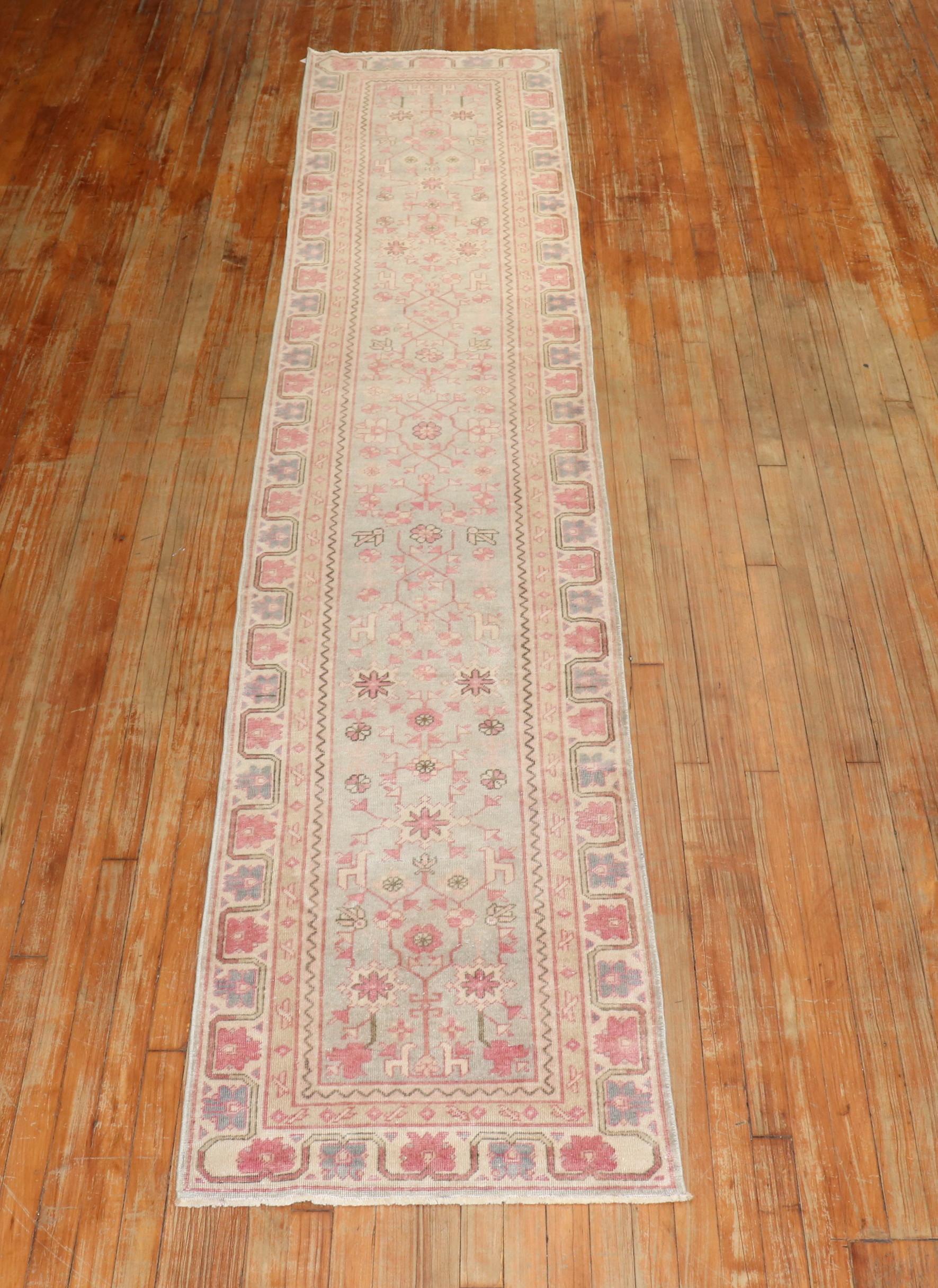 Zabihi Collection Traves de Mesa Vintage Khotan Verde Claro Rosa en venta 1