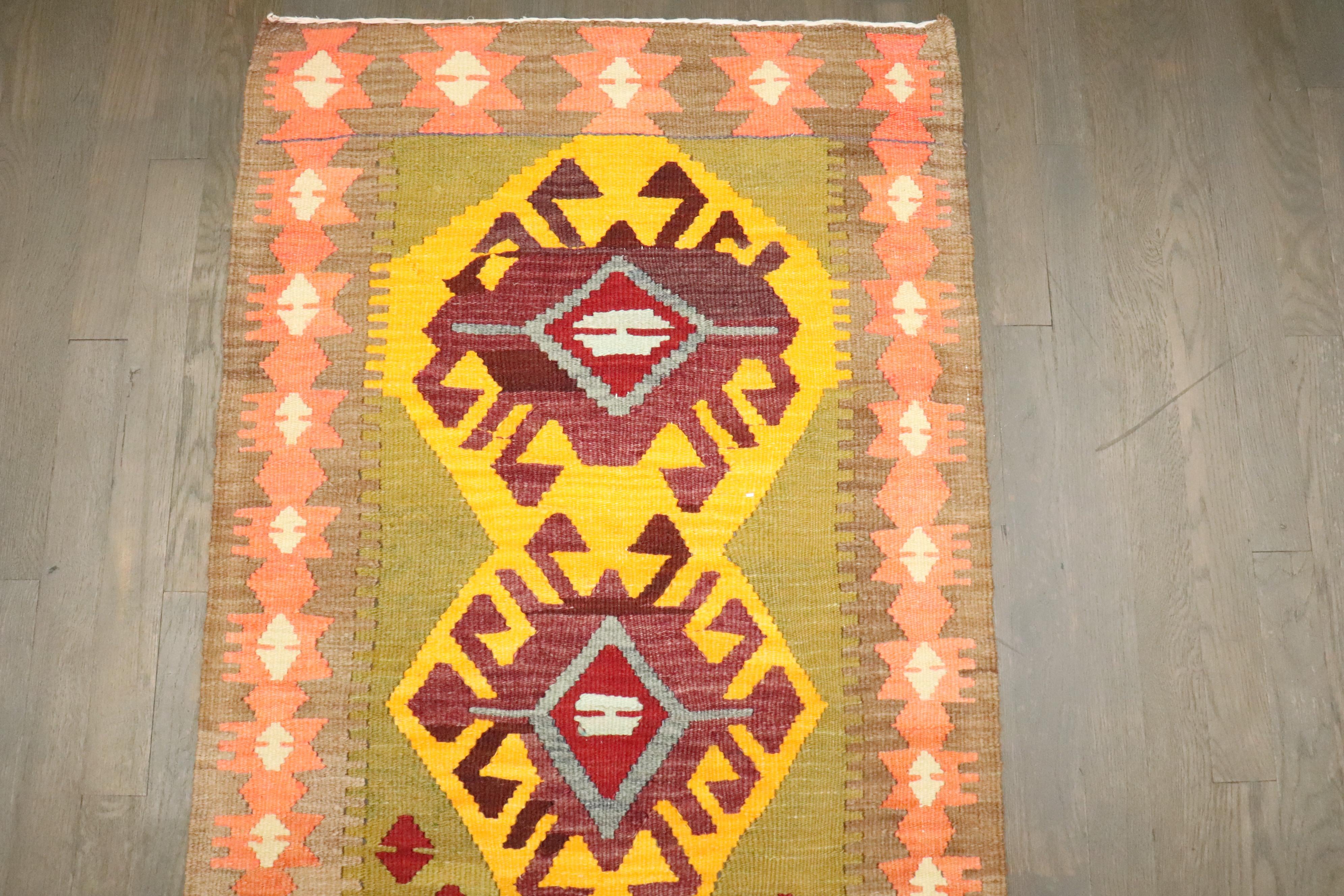 ein lebendiger türkischer Kelim aus der Mitte des 20.

Einzelheiten
Teppich nein.	j4666
Größe	2' 3