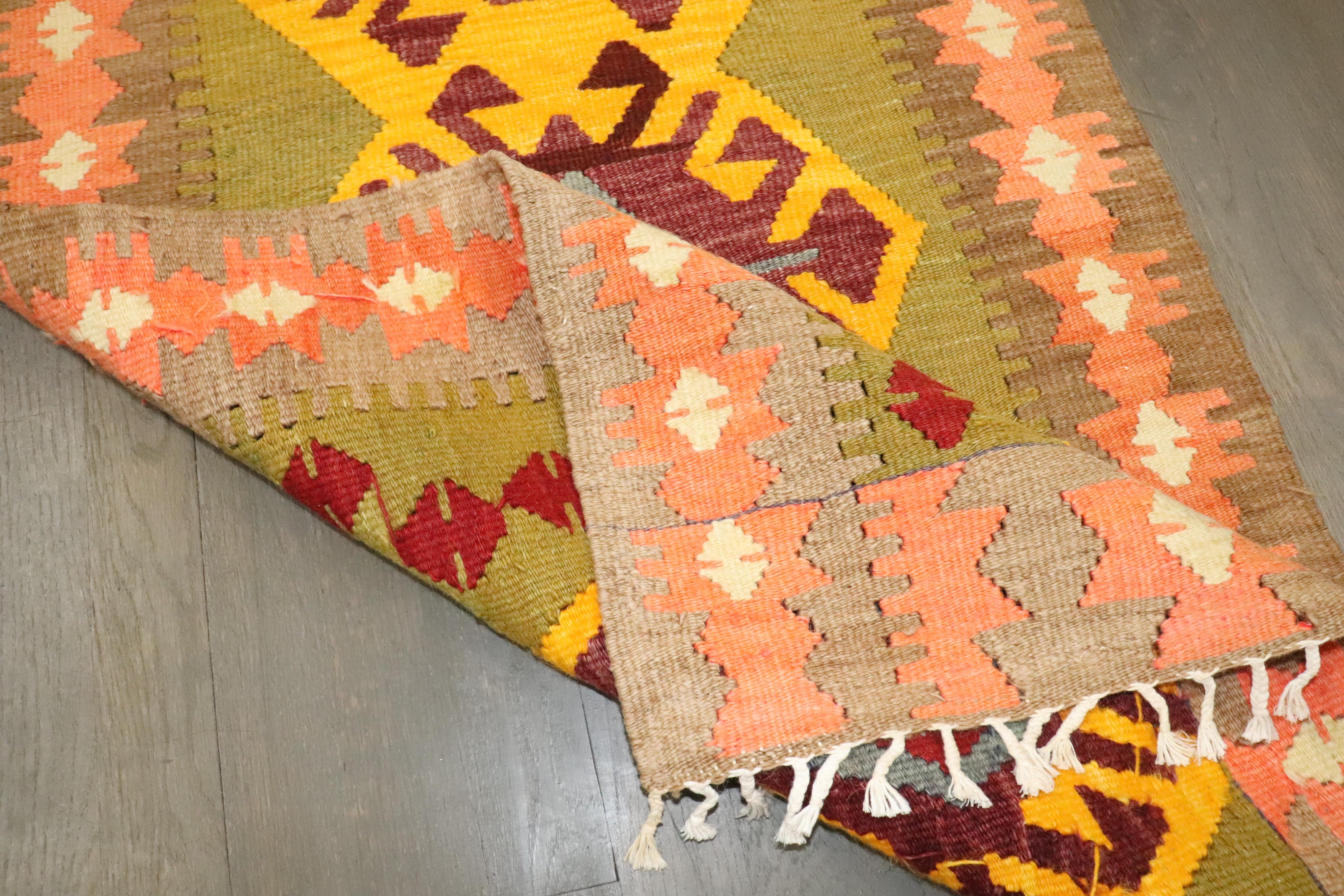 Zabihi Collection Vintage Lime Green Yellow Throw Kilim (Indigene Kunst (Nord-/Südamerika)) im Angebot